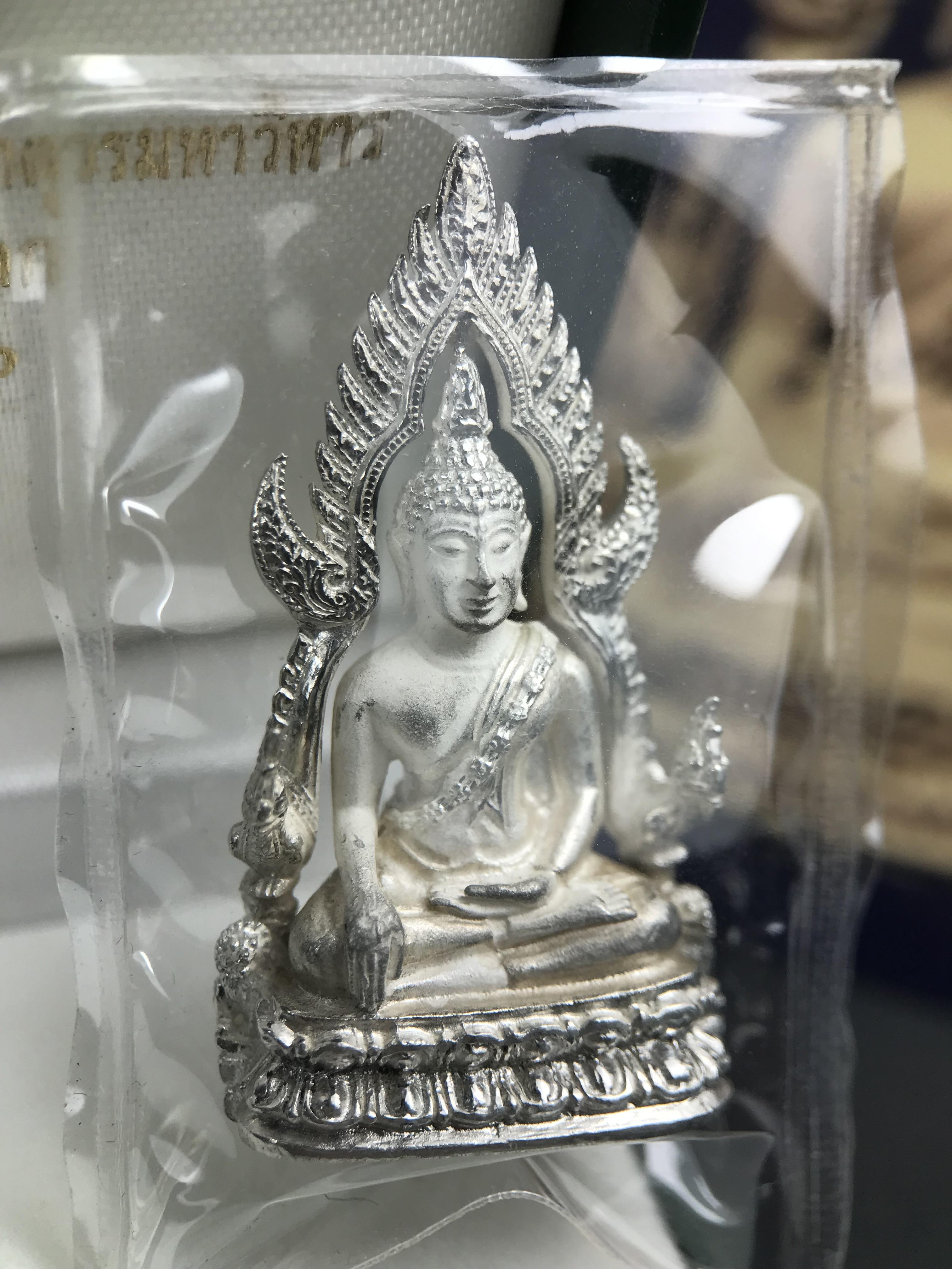 พระพุทธชินราช รุ่นมหาลาภ พิธีพุทธาภิเษกวัดพระศรีรัตนมหาธาตุวรมหาวิหาร จ.พิษณุโลก ปี 2540 เนื้อเงินบริสุทธิ์ 99.9% (นวลเงา)(สภาพผิวเดิมซีนซองเดิม พร้อมกล่องบรรจุเดิมและการ์ดใบรับรองครบสมบูรณ์ (องค์หมายเลข ๑๑๗๓๓)