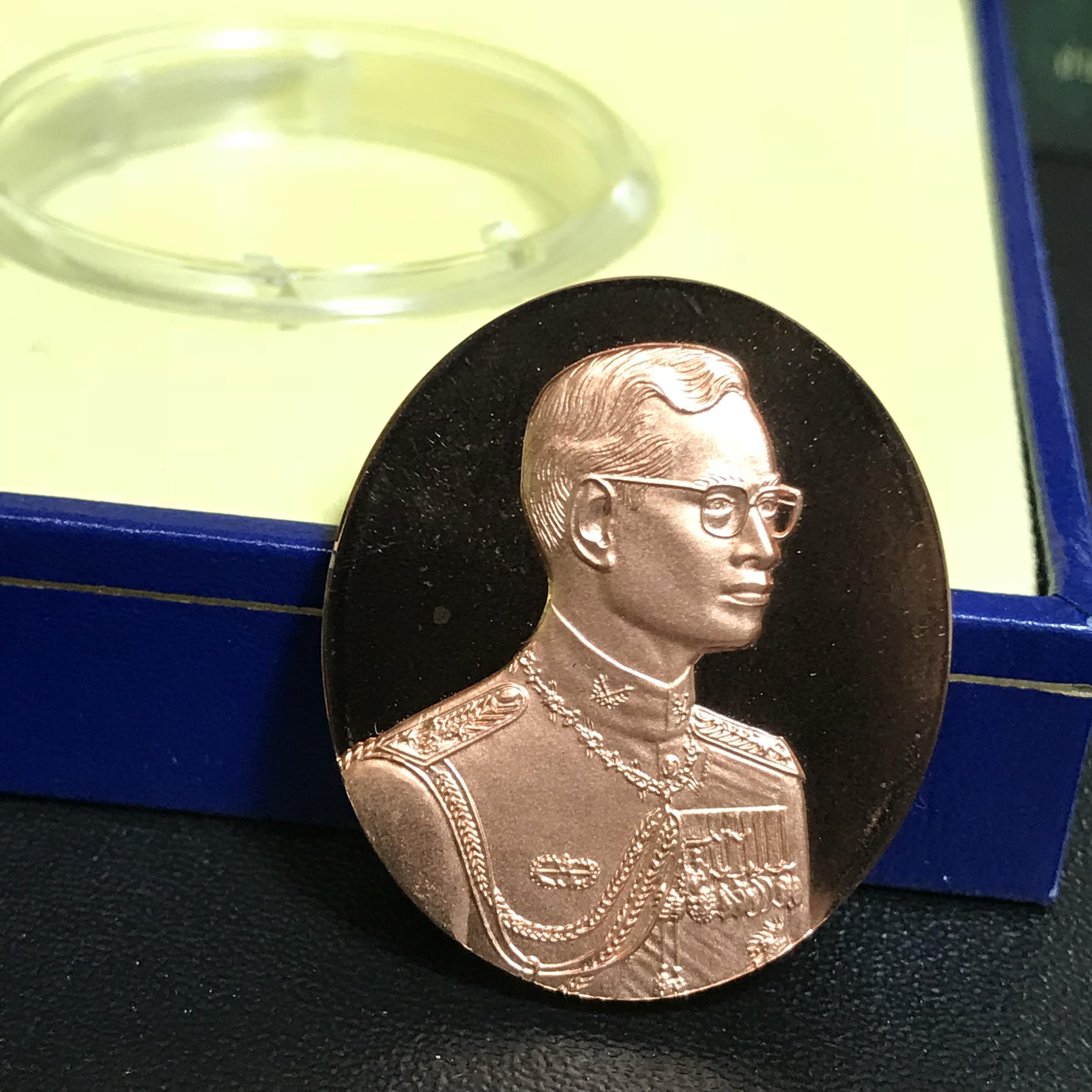 เหรียญแห่งศรัทธา ร.9 ที่ระลึก50 ปีแพทย์ศาสตร์ จุฬาฯ ปี2540 เนื้อทองแดงกล่องบรรจุการ์ดรับรองเดิมครบสมบูรณ์