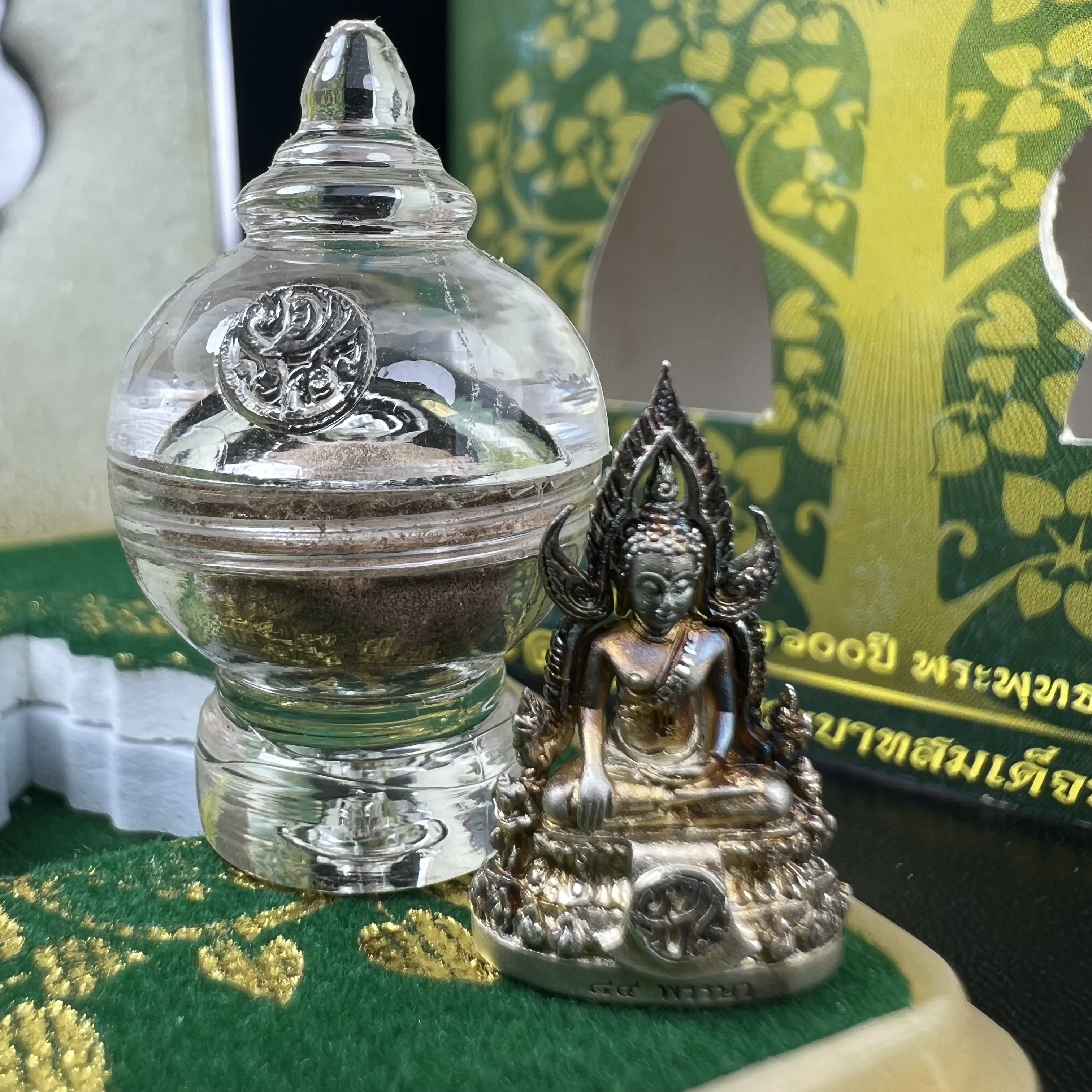 พระพุทธชินราช(จำลอง) ภปร. 84 พรรษา เนื้อเงินชุบทองคำขาว พิมพ์เล็กขนาดหน้าตัก 1/4 นิ้ว (สภาพผิวเดิมสวย ขึ้นสีรุ้งธรรมชาติ แบบนิยม)(พระราชทานมวลสาร จิตรลดาและเส้นพระเจ้า(เส้นผม))พุทธศิลป์ทรงคุณค่าอีกหนึ่งรุ่นยอดนิยม