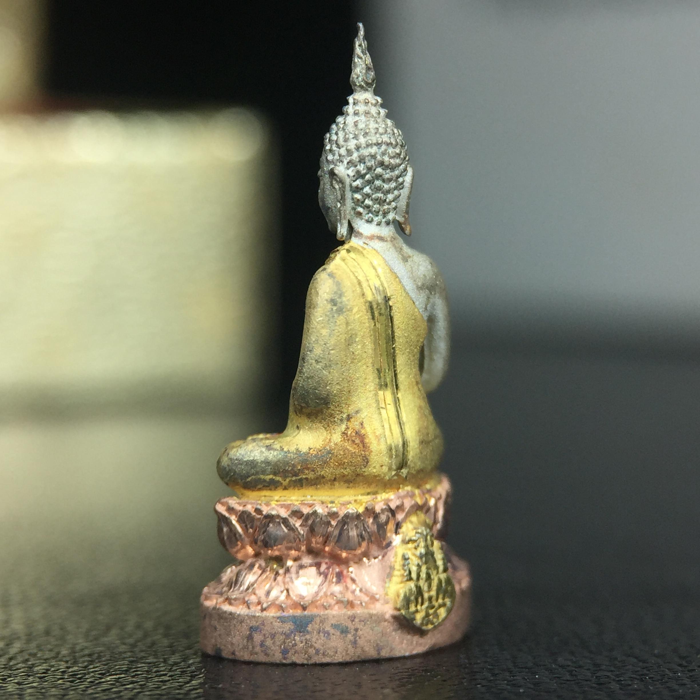 พระชัยวัฒน์พระพุทธนวราชบพิตร ครองสิริราชสมบัติครบ 50 ปี พ.ศ.2540 ขนาดสูง 1.9 ซม. เนื้อเงินสามกษัตริย์(ผิวเดิม) พร้อมกล่องบรรจุเดิมครบสมบูรณ์ 1ใน 9500 องค์(พุทธนวราชบพิตร นิมิตรหมายแห่งความสามัคคี ด้วยไมตรีแห่งองค์พระภูมิพล)