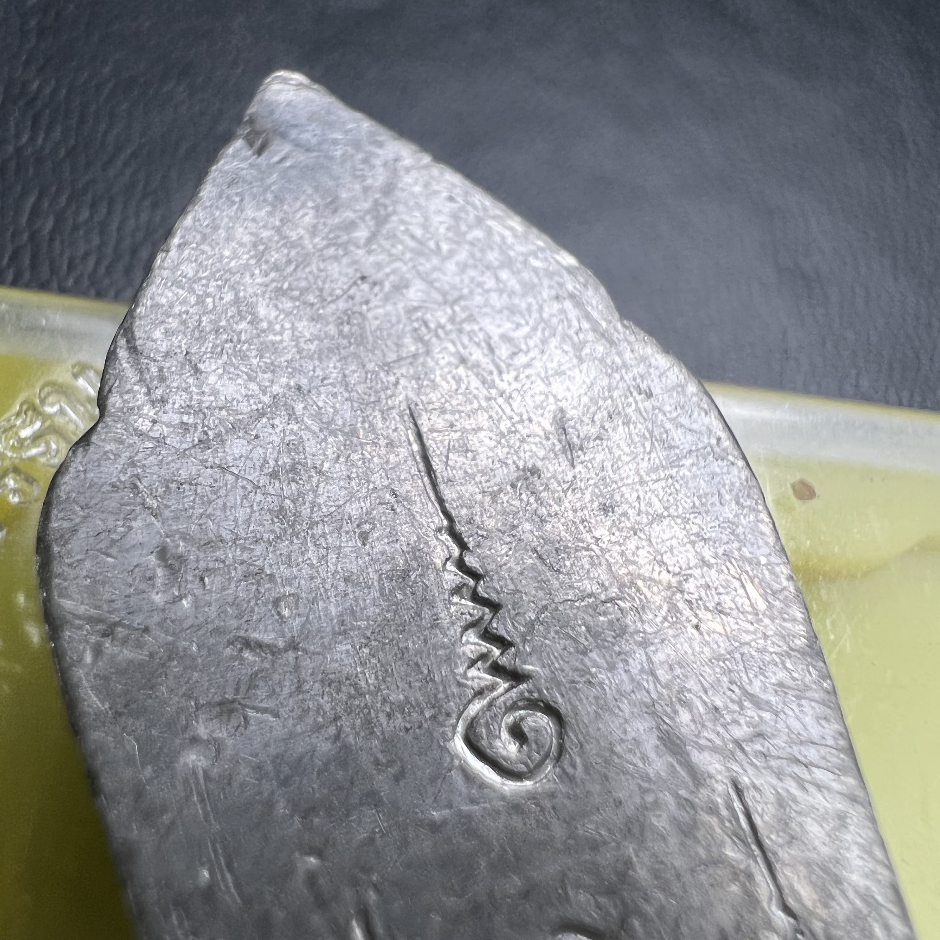 เหรียญพระลีลา 25 พุทธศตวรรษ ปี2500 เนื้อชินดีบุก(พิมพ์หางหงส์ บล็อกมีเขี้ยว)(พระดี พิธีใหญ่ ในหลวง ร.9 เสด็จร่วมพิธี)