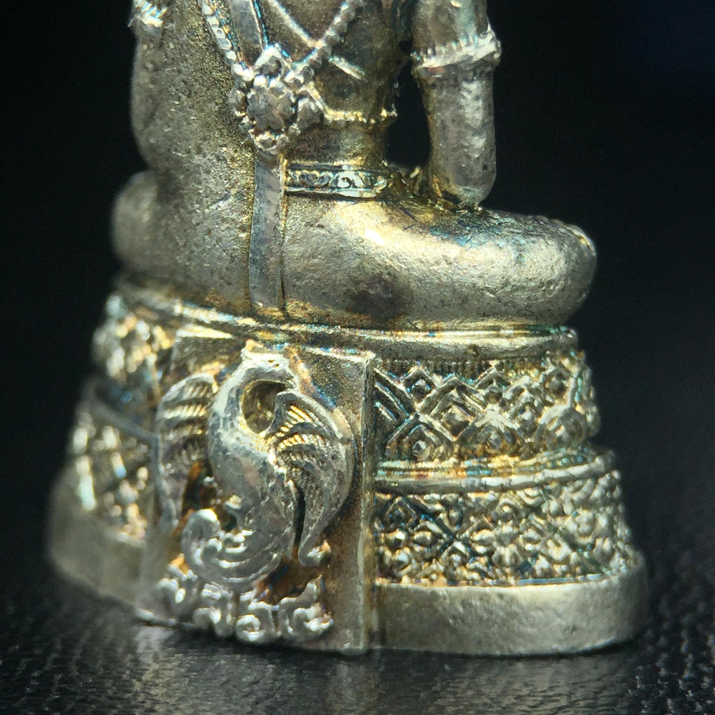 พระแก้วมรกต กรมสรรพสามิตจัดสร้างขึ้นเนื่องในโอกาสครบรอบ 64 ปีของกรมสรรพสามิต และเนื่องในวโรกาสที่พระบาทสมเด็จพระเจ้าอยู่หัวทรงครองราชย์ครบ50ปีเมื่อ พ.ศ.2539 เนื้อเงินทรายนวลขัดเงา(ผิวเดิมๆขึ้นสีรุ้งธรรมชาติสวย(สเน่ห์พระเนื้อเงินสีสันที่ธรรมชาติสรรค์สร้าง)