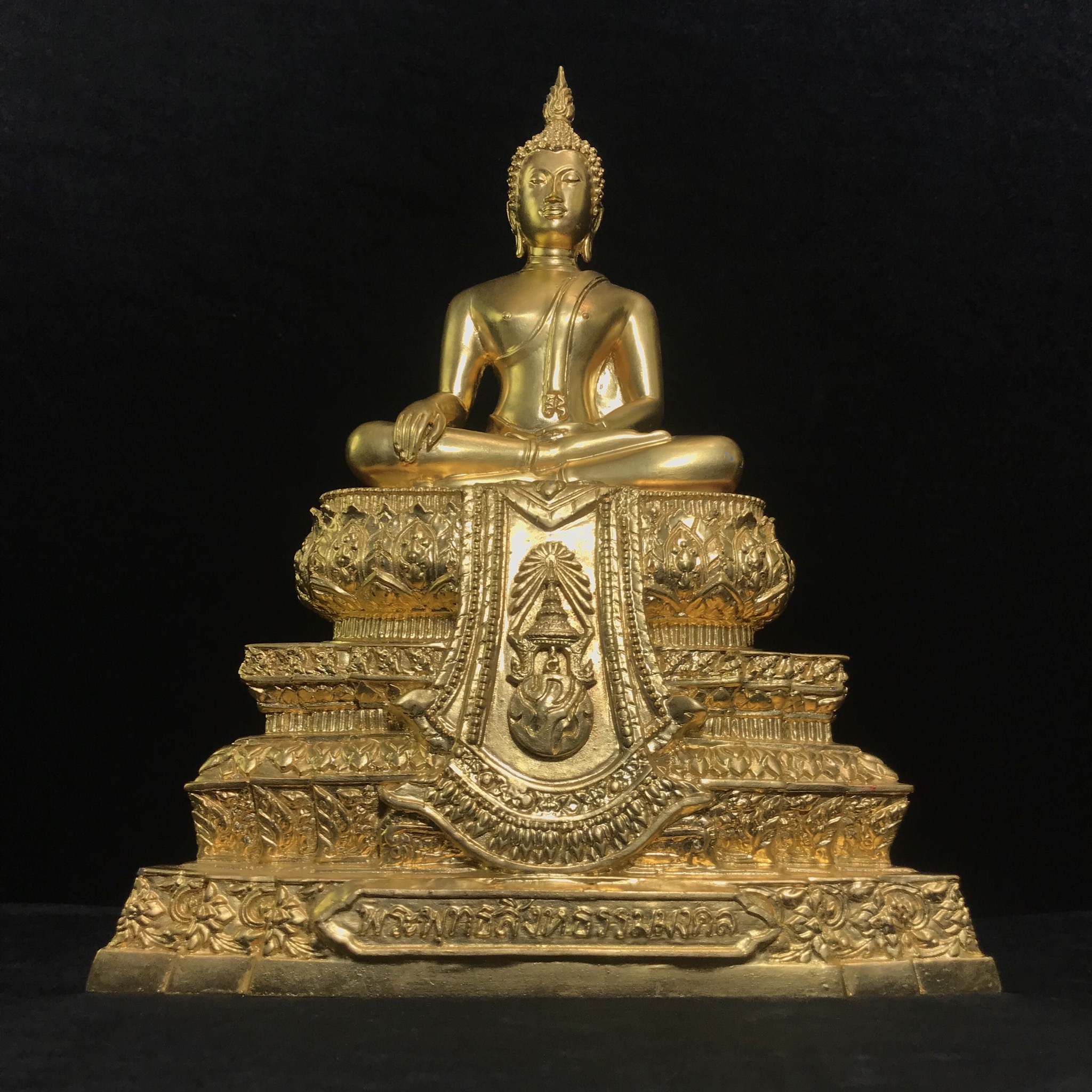 พระพุทธสิงหธรรมมงคล ภปร. รุ่นแรก พุทธสมาคมแห่งประเทศไทย ในพระบรมราชูปถัมภ์ จัดสร้าง ปี2547 เนื้อโลหะผสมปิดทอง หน้าตัก 5 นิ้ว(1 ใน 1999 องค์)