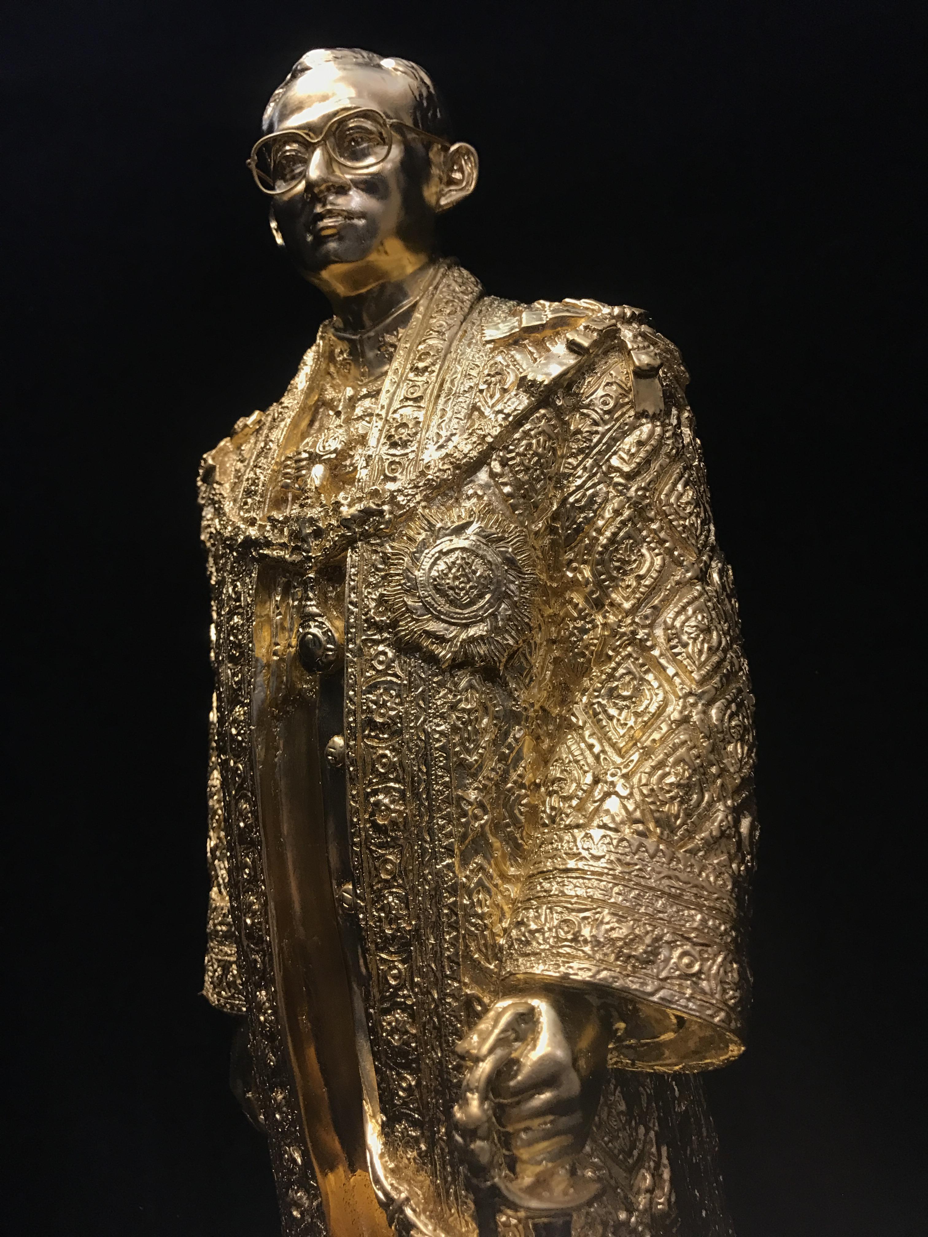 พระบรมรูปจำลองในหลวง รัชกาลที่ ๙ จัดสร้างโดย สมาคมศิษย์เก่าวิทยาศาสตร์ จุฬาลงกรณ์มหาวิทยาลัยและคณะวิทยาศาสตร์ จุฬาลงกรณ์มหาวิทยาลัย ปี2539(พร้อมกล่องบรรจุเดิมและใบรับรองจากผู้จัดสร้าง)