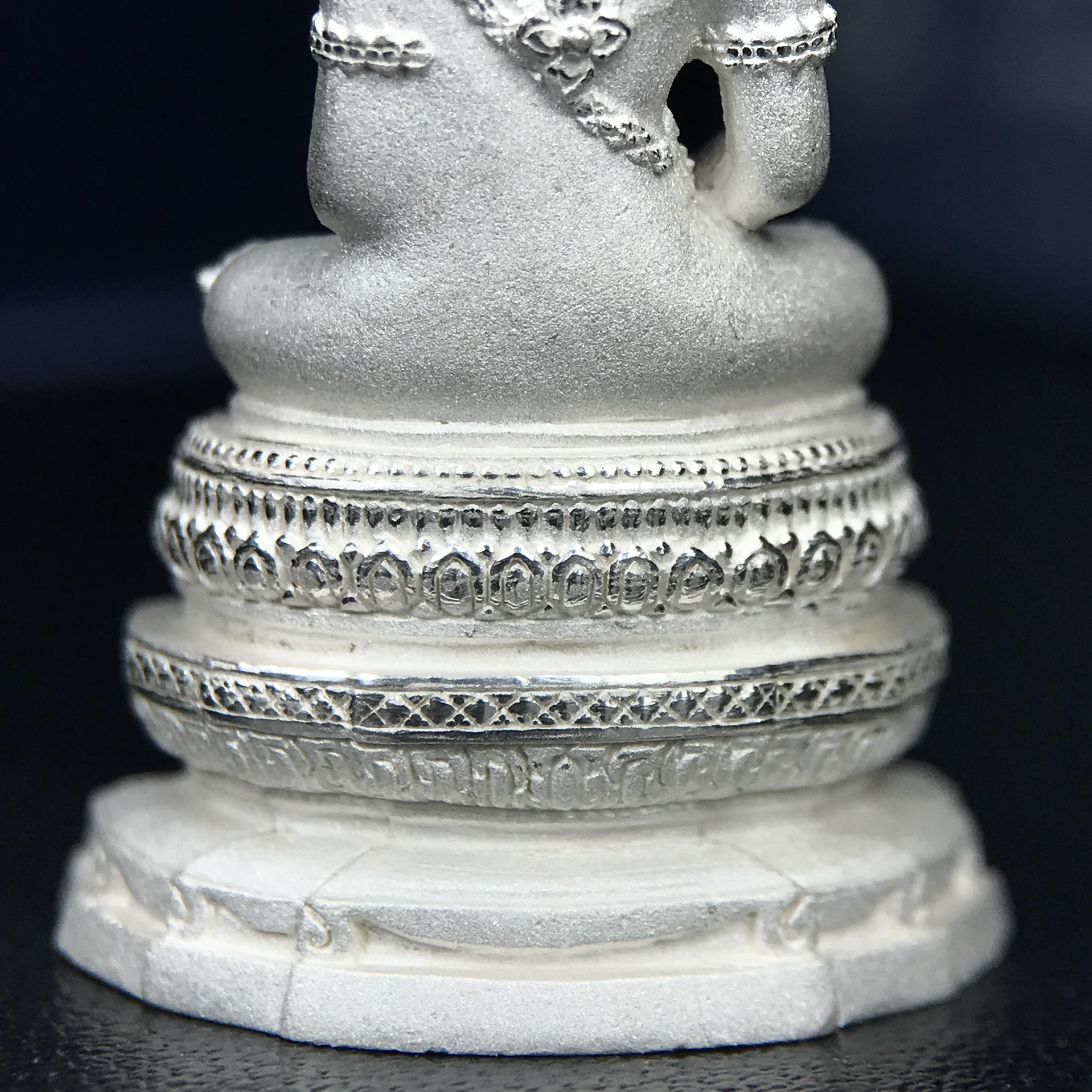 พระแก้วมรกต ภปร. ปี 2547 จัดสร้างโดยโรงพยาบาลภูมิพลอดุลยเดช เนื้อเงิน ลอยองค์ หน้าตัก 1/2 นิ้ว พิธีมหามังคาภิเษก ณ พระอุโบสถวัดพระศรีรัตนศาสดาราม(วัดพระแก้ว) งดงามทรงคุณค่าอีกหนึ่งรุ่นยอดนิยม หายาก(หมายเลขต้นๆหลักร้อย ๗๙๓)(1ใน3000องค์)