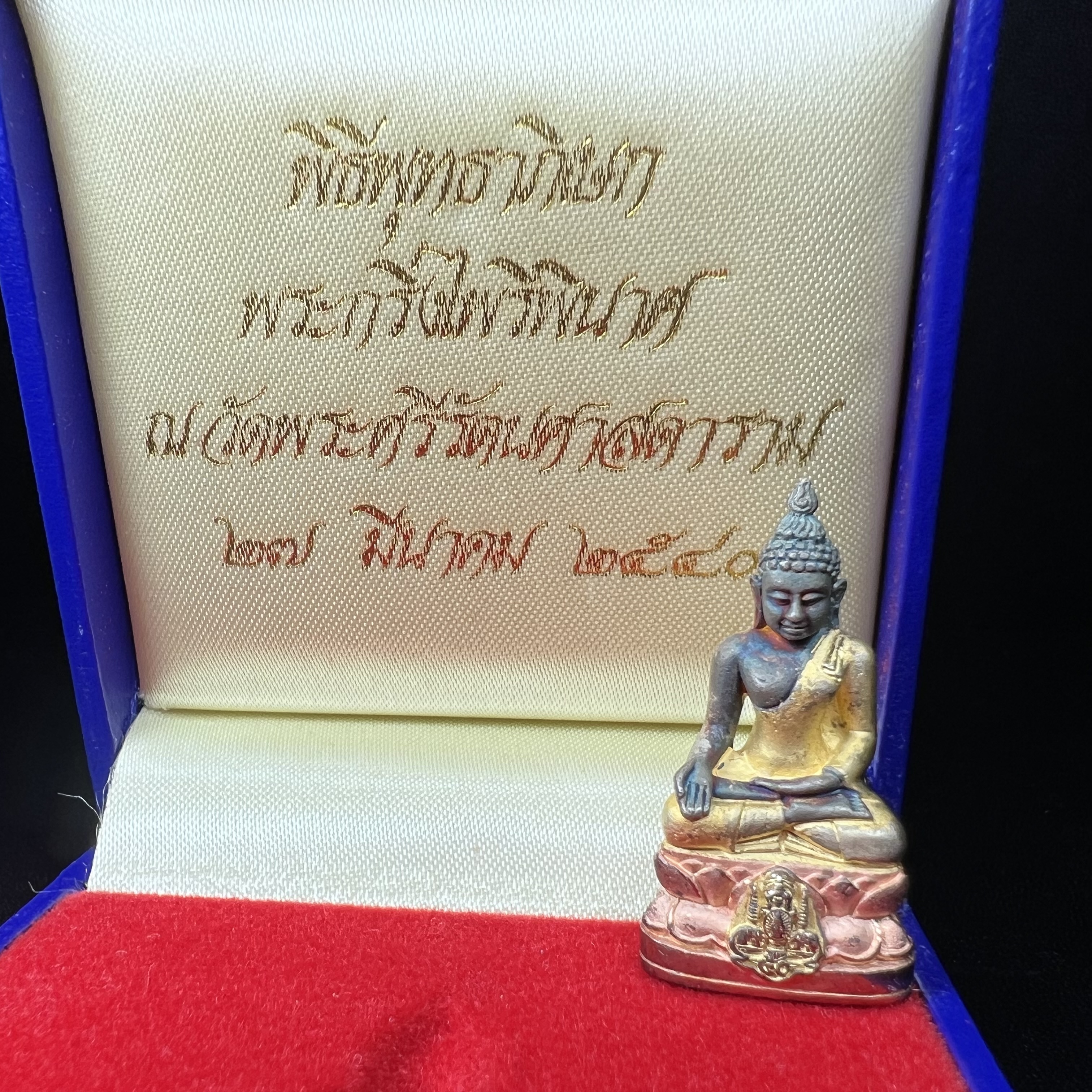 พระกริ่งไพรีพินาศ ครองสิริราชสมบัติครบ 50 ปี พ.ศ.2540 เนื้อเงินสามกษัตริย์ ผิวเดิมๆขึ้นสีรุ้งธรรมชาติแบบนิยม(สเน่ห์พระเนื้อเงินสีสันที่ธรรมชาติสรรค์สร้าง)พร้อมกล่องบรรจุเดิมครบ(เข้มขลังทรงอานุภาพยิ่งใหญ่ กำราบศัตรูพ่ายสิ้น พระไพรีพินาศ)(หายาก)1ใน539 องค์