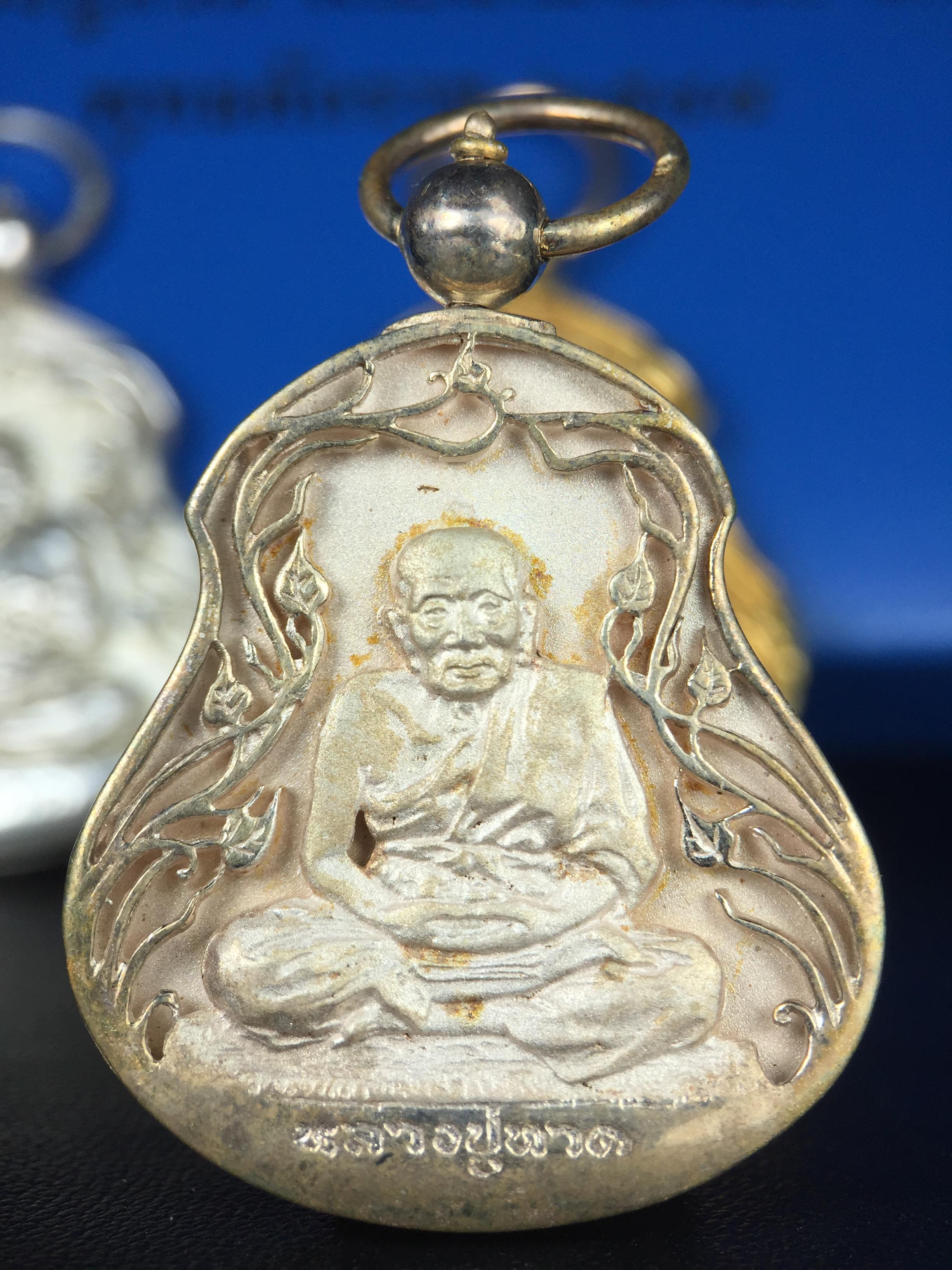 เหรียญหลวงปู่ทวด พระนามาภิไธย สก. แบบงานฉลุโบราณ(HAND MADE) ปี 2544 ชุดทองคำ(เนื้อทองคำ(15.16 กรัม)+เนื้อเงิน+เนื้อบรอนซ์)พิธีปลุกเสก ณ อุโบสถวัดช้างให้ และ พิธีมังคลาภิเษก ณ พระอุโบสถ วัดพระศรีรัตนศาสดาราม(วัดพระแก้ว) (1 ใน 500 ชุด)พบเจอน้อยหายากมาก