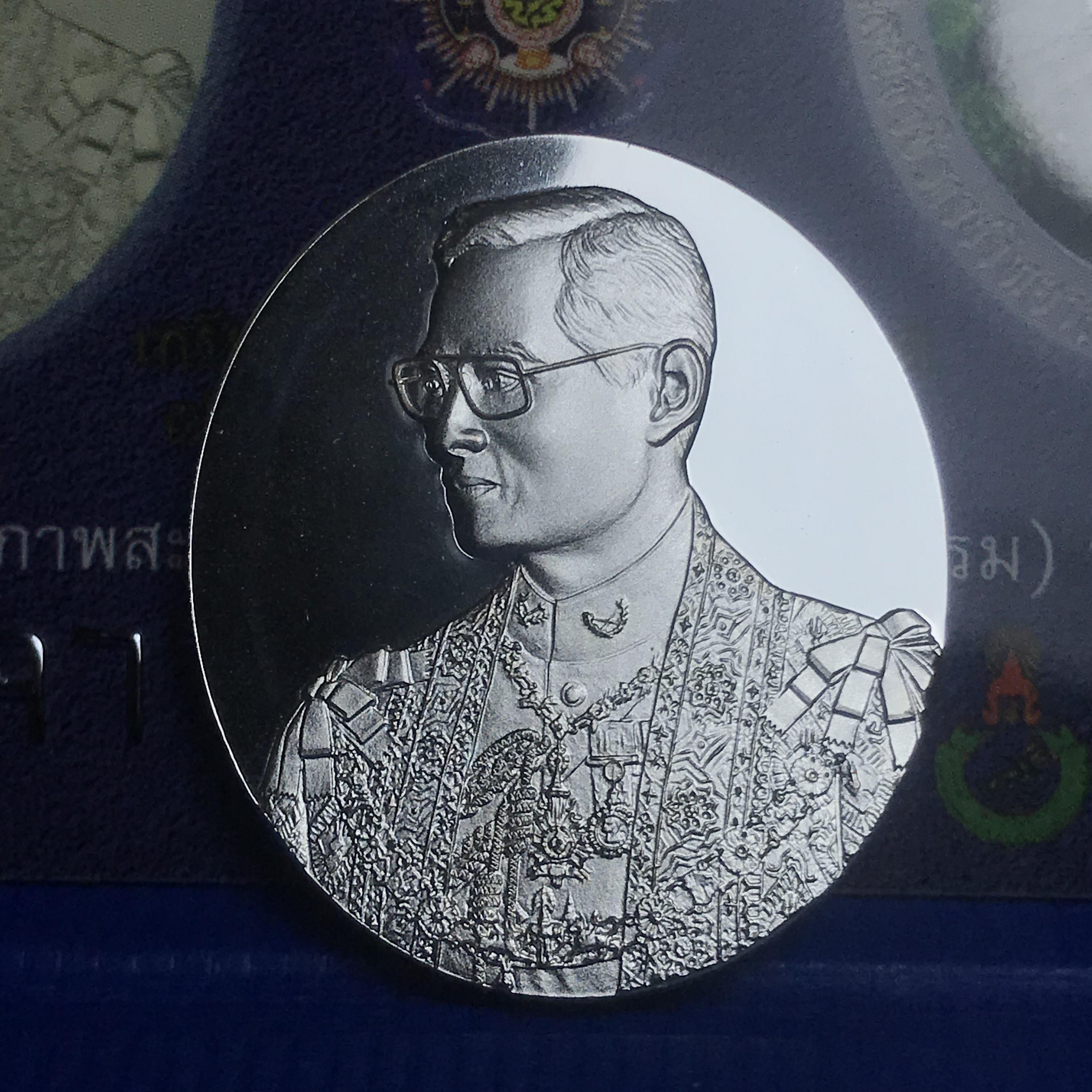 เหรียญ ร.9 เฉลิมพระเกียรติ 72 พรรษา 3 มิติโฮโลแกรม(รุ่นแรก) เนื้อเงินขัดเงา(ผลิตจากโรงงานกษาปณ์ฮูกานินทร์ ประเทศสวิสเซอร์แลนด์)(สภาพสวยเดิมพร้อมกล่องบรรจุใบรับรองเดิม)สร้างน้อยหายาก