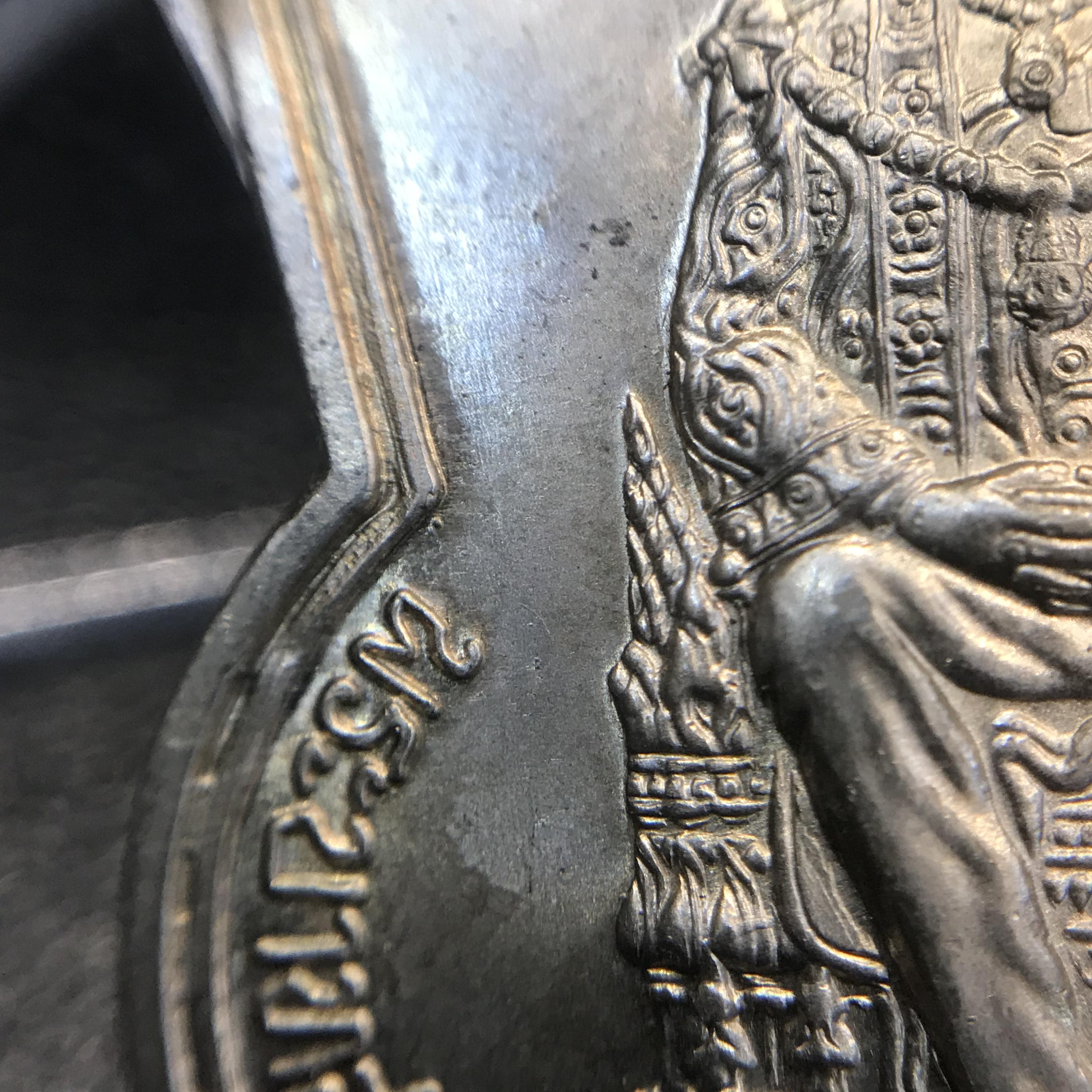 เหรียญพระบาทสมเด็จพระเจ้าอยู่หัว รัชกาลที่9 ประทับนั่งบัลลังก์ กระทรวงมหาดไทยจัดสร้าง ปี2539 เนื้ออัลปาก้า(บล็อกนิยม)สวยคมชัดผิวน้ำทอง