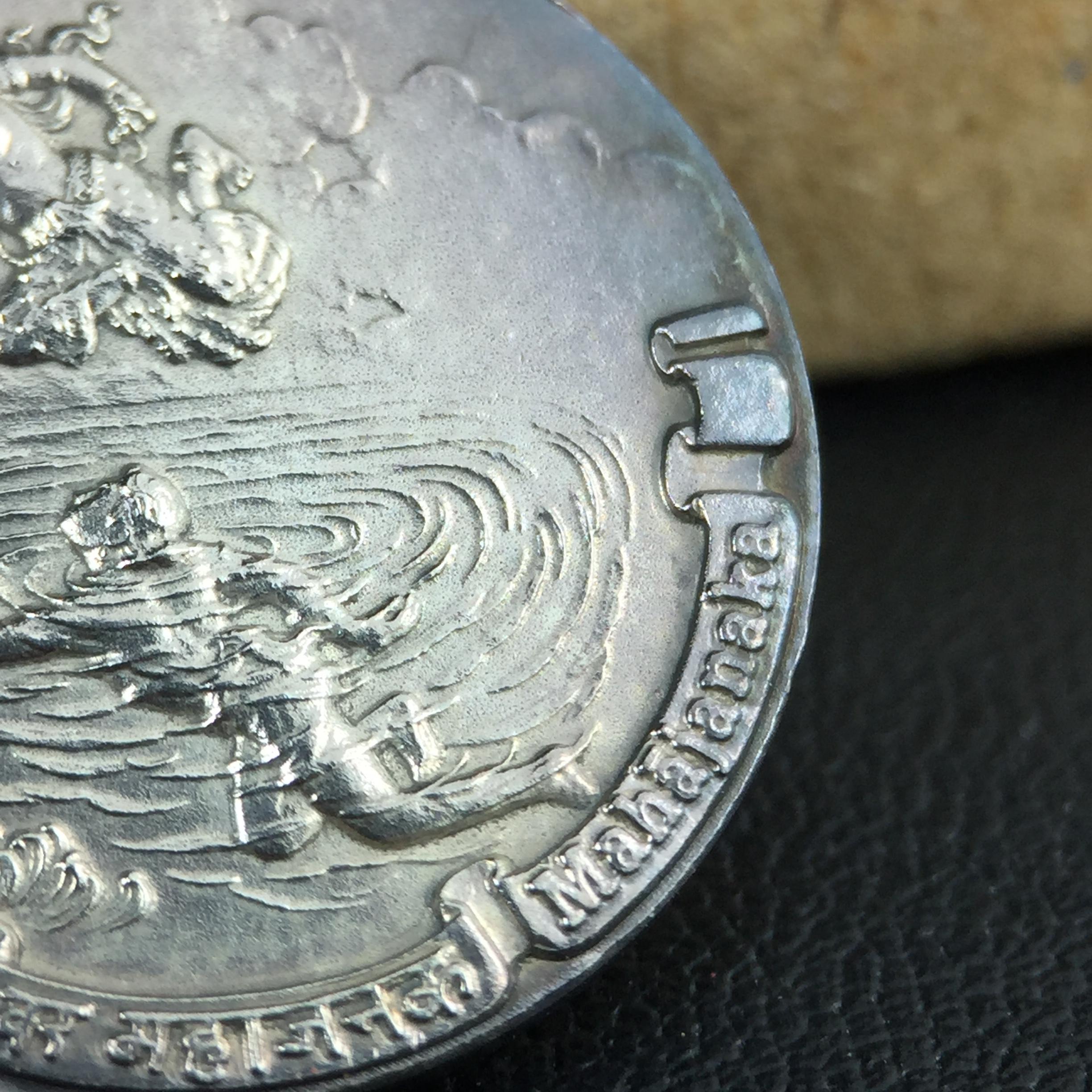 เหรียญพระมหาชนก ปี2542 พิมพ์เล็ก เนื้อเงินผิวเดิมสีรุ้งธรรมชาติแบบนิยม พร้อมหนังสือสภาพสวยครบชุด(เหรียญแห่งความเพียร)