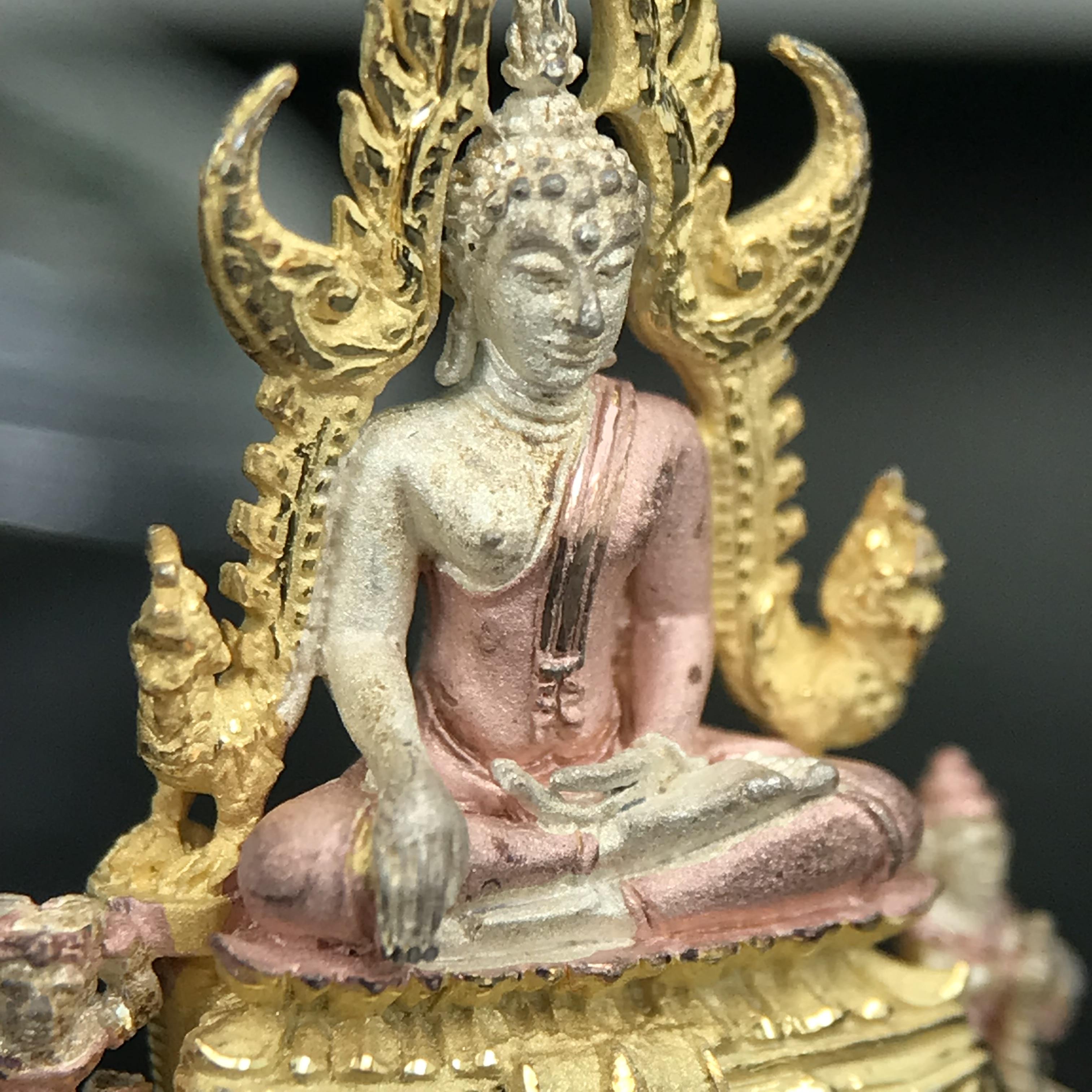 พระพุทธชินราช ภปร. ในวโรกาสพระราชพิธีมหามงคล เฉลิมพระชนมายุ6รอบ 5ธันวาคม2542 มูลนิธิพิทักษ์ดวงตาประชาชน จัดสร้าง เนื้อเงินบริสุทธิ์ 99.9% แบบสามกษัตริย์ขัดเงาบางส่วน พิมพ์กลาง ขนาดสูง 2.4 ซม. พร้อมกล่องบรรจุเดิม