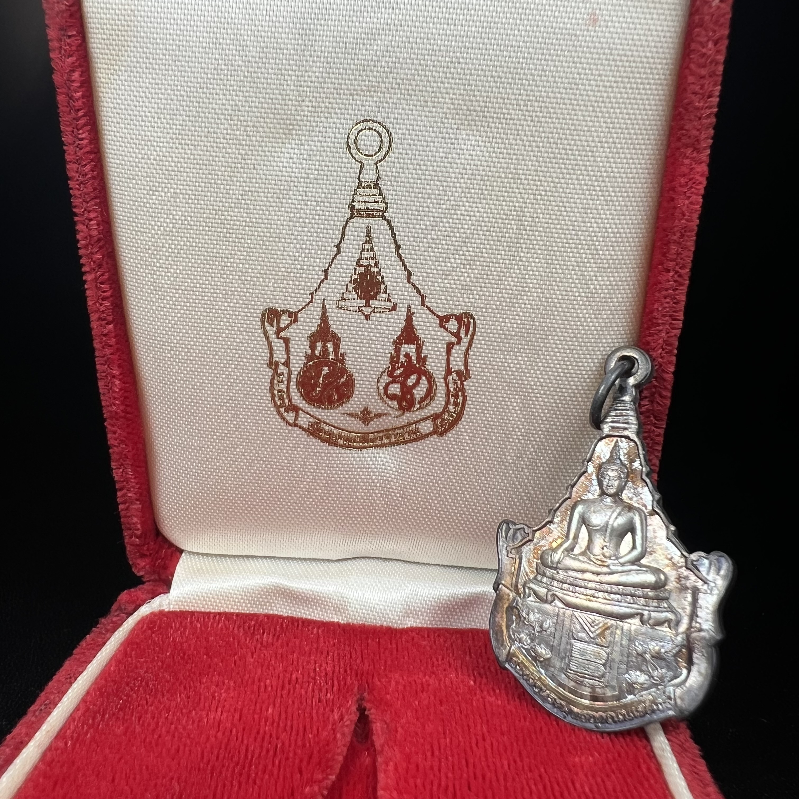 เหรียญพระพุทธญาณนเรศวร์ รุ่นแรก หลังพระปรมาภิไธย ภปร.และ สก.วัดญาณสังวราราม จ.ชลบุรี ปี 2527 เนื้อเงิน(ผิวเดิม ขึ้นรุ้งผิวน้ำทองกระจายทั่วเหรียญสวยมาก)ขนาด 2.3 x 3.8 ซม. พร้อมกล่องเดิม สมเด็จพระญาณสังวร ประธานในพิธีมหาพุทธาภิเษก(เนื้อเงินพบเจอน้อย หายาก)