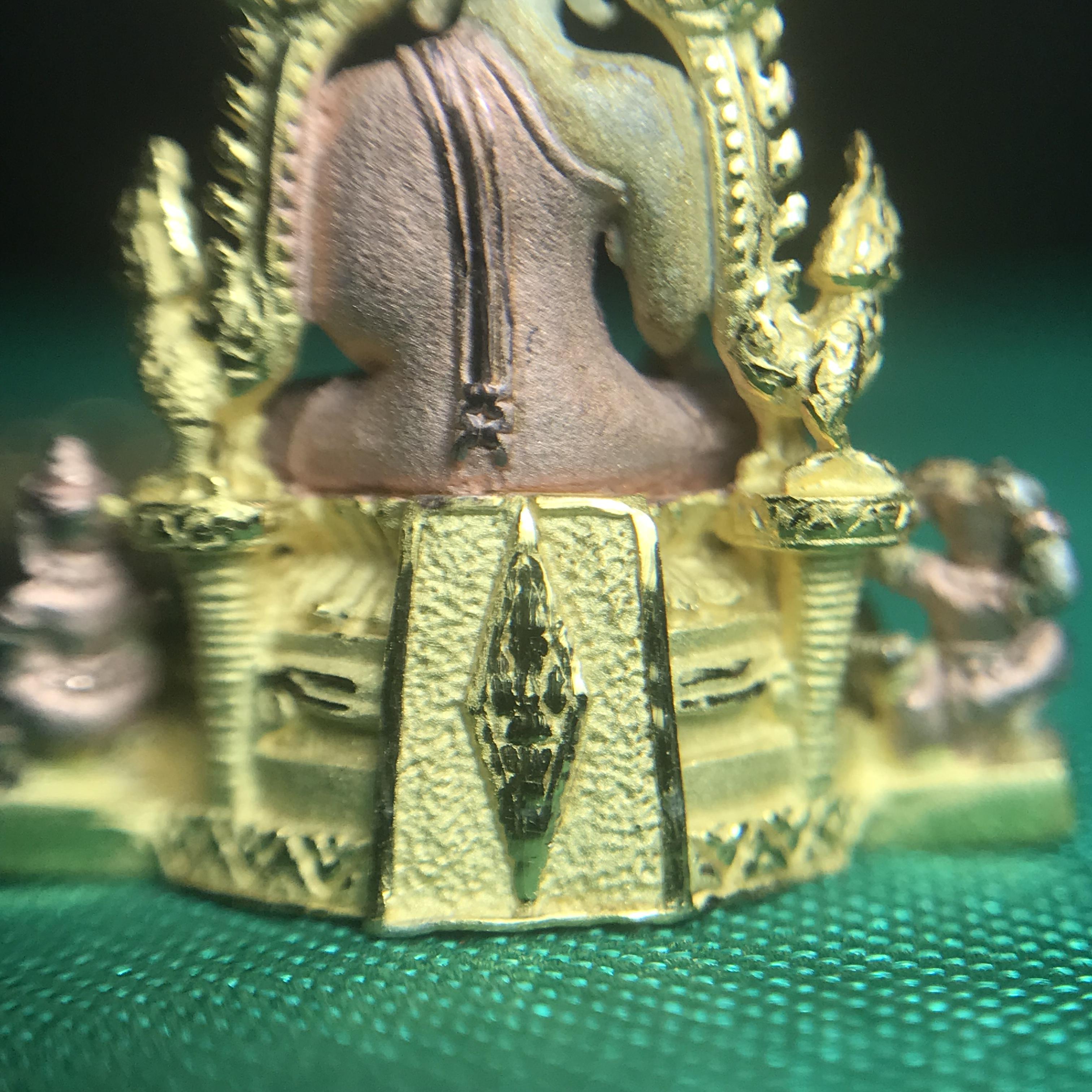 พระพุทธชินราช ภปร. ในวโรกาสพระราชพิธีมหามงคล เฉลิมพระชนมายุ6รอบ 5ธันวาคม2542) เนื้อเงินสามกษัตริย์ พิมพ์ขนาดกลาง พร้อมกล่องบรรจุ