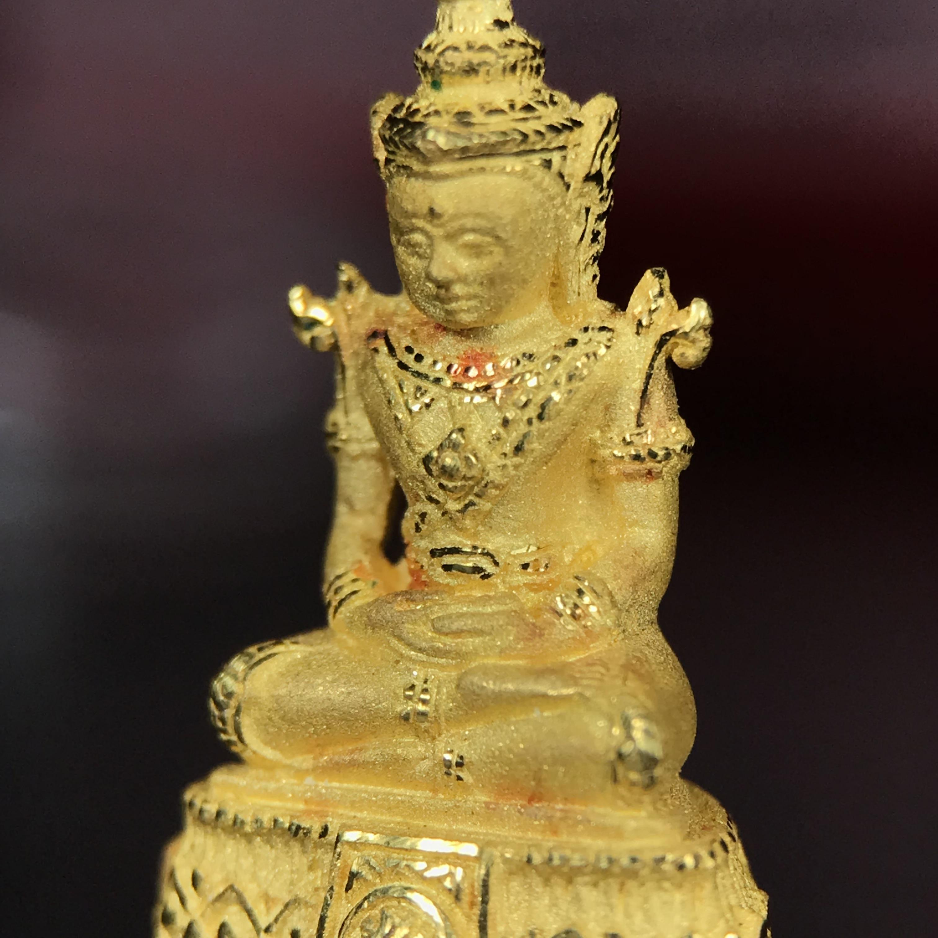 พระแก้วมรกต ภปร.(รุ่นแรก) ปี2545 จัดสร้างในมหาวโรกาส พระบาทสมเด็จพระเจ้าอยู่หัวรัชกาลที่ 9 ครบรอบ 75 พรรษา และฉลองกรุงรัตนโกสินทร์ครบ 220 ปี พิมพ์ลอยองค์เล็ก เนื้อทองคำบริสุทธิ์ 96.5%(6.5กรัม) ขนาด 10*19 มม. พร้อมกล่องเดิมสวยครบสมบูรณ์(1ใน2000องค์)หายาก