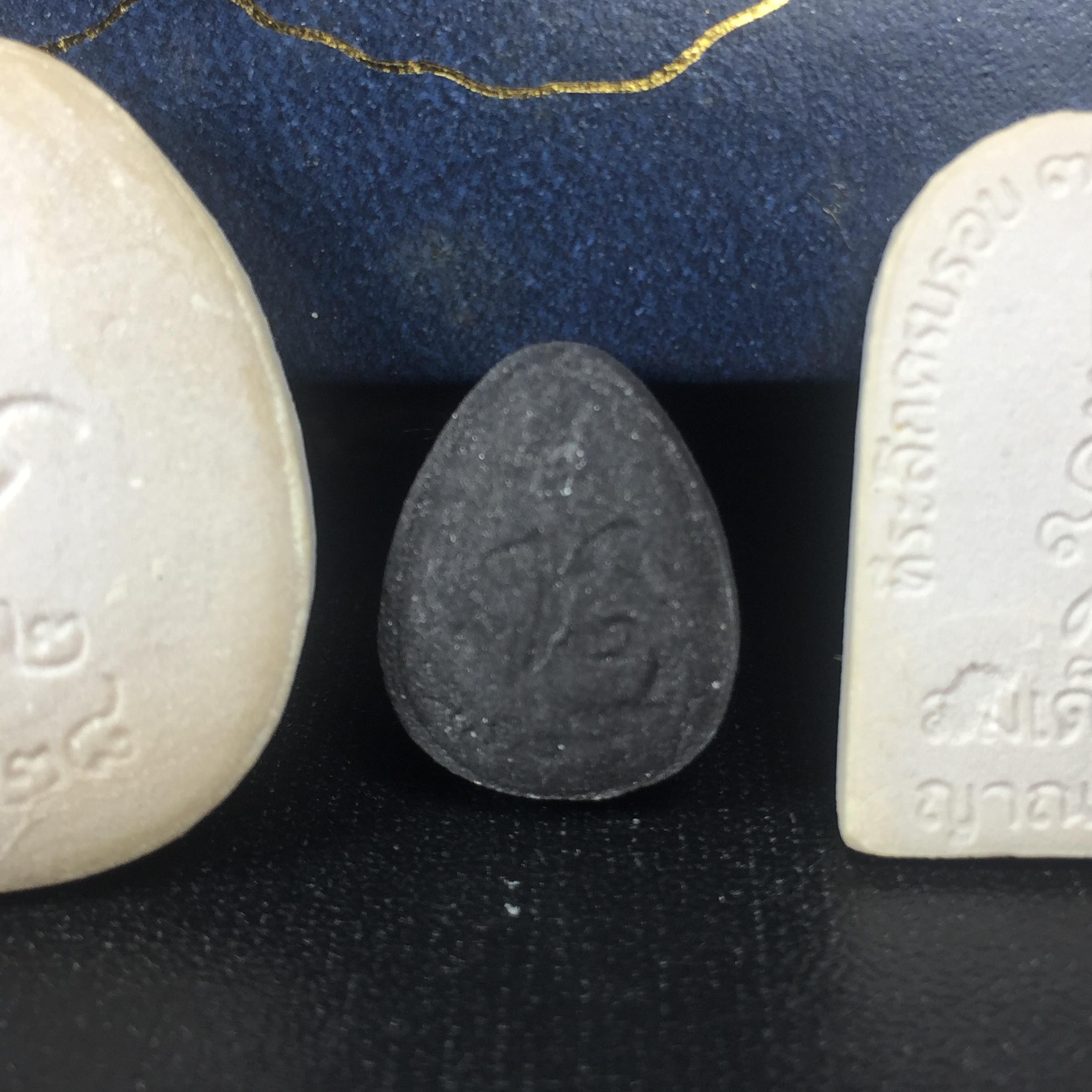 พระปิดตา รุ่นแรก ชุดกรรมการ ชุดมงคลการบำเพ็ญกุศลอายุครบ 6 รอบ(72 พรรษา) สมเด็จพระญาณสังวร วัดบวรนิเวศวิหาร วันที่ 2-3 ตุลาคม 2528 (1ชุดประกอบด้วยพระเนื้อผง 4 รายการ)ชุดกรรมการพร้อมกล่องบรรจุเดิมครบสมบูรณ์(หายาก)