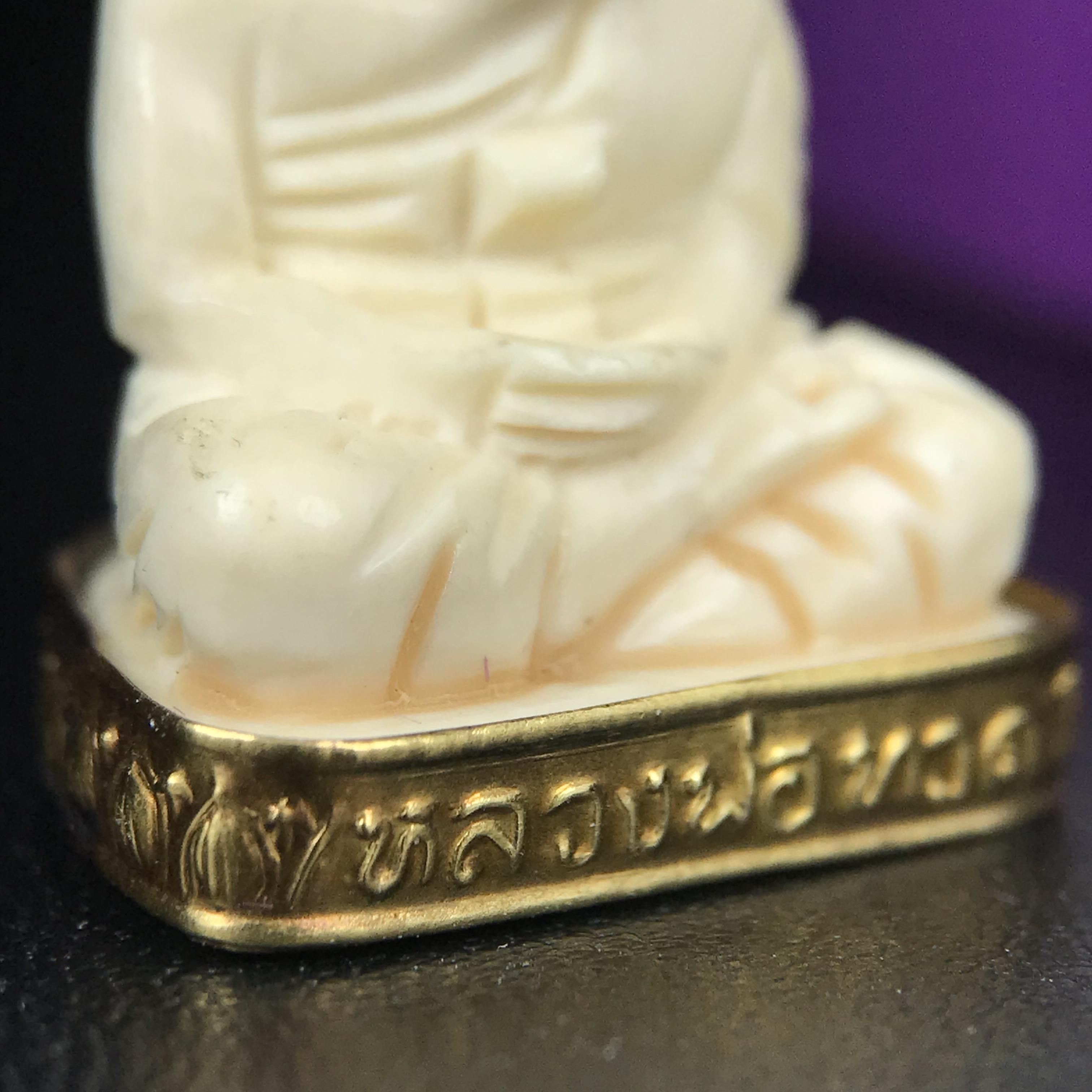 สมเด็จหลวงพ่อทวด รุ่นคชสารหมื่นปี (ศิลปาชีพ) วัดช้างให้ ปี 2541โดยมีท่าน อ.นอง วัดทรายขาว เป็นเจ้าพิธี และมีเกจิร่วมปลุกเสก 108 รูป บรรจุผงว่านเก่าและดินกากยายักษ์(พิมพ์ลอยองค์ฐานทองคำโค๊ตทองคำ)พร้อมกล่องบรรจุครบ นิยมหายาก**ผิวสวยงานแกะพุทธศิลป์สวยงดงาม**