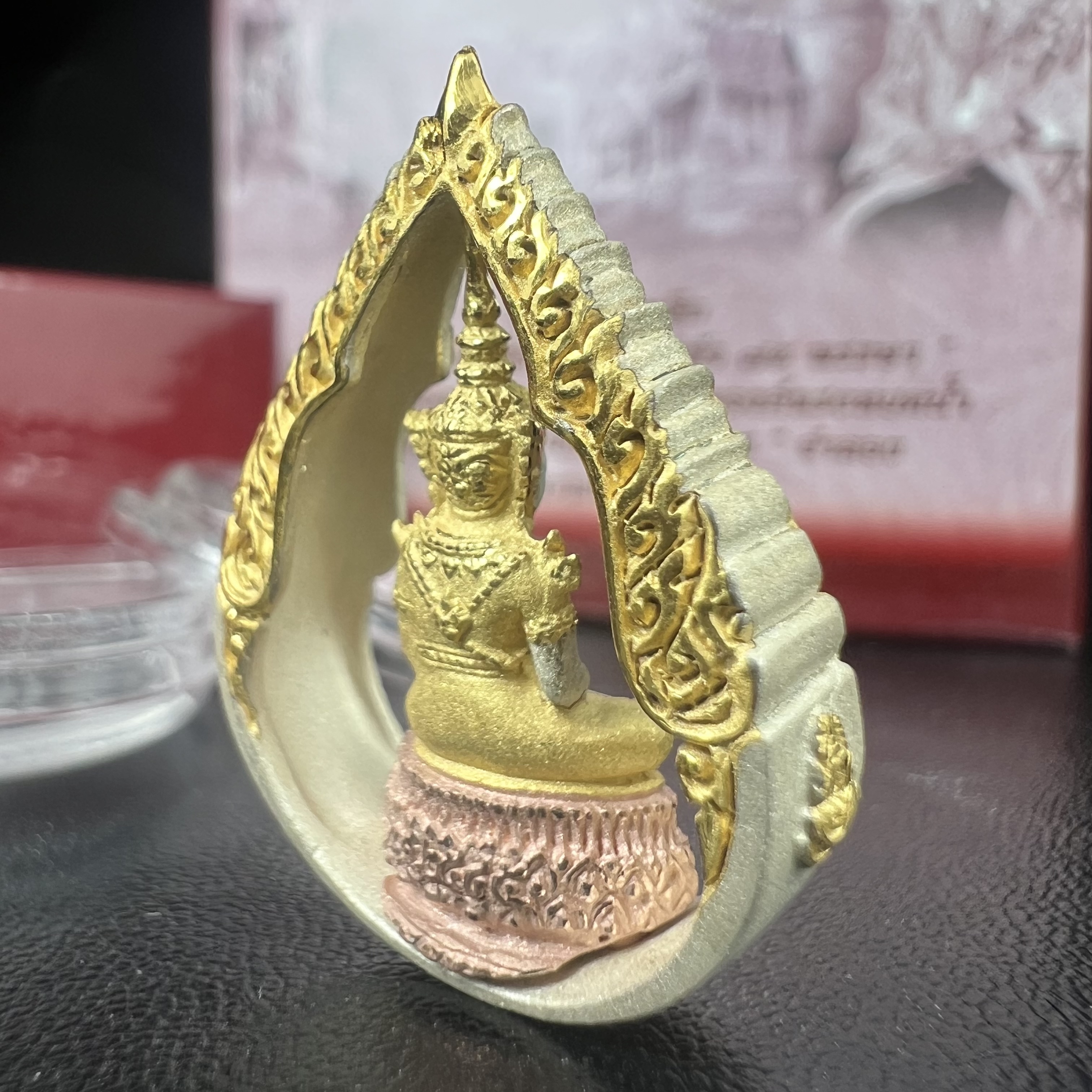 พระแก้วมรกต ภปร.(รุ่นแรก) ปี2545 รุ่นฉลองกรุงรัตนโกสินทร์ครบ 220 ปี พิมพ์ลอยองค์ทรงหยดน้ำ เนื้อเงินบริสุทธิ์ 92.5% (สามกษัตริย์) ขนาด 18*27 มม. พร้อมกล่องบรรจุเดิม สวยครบสมบูรณ์