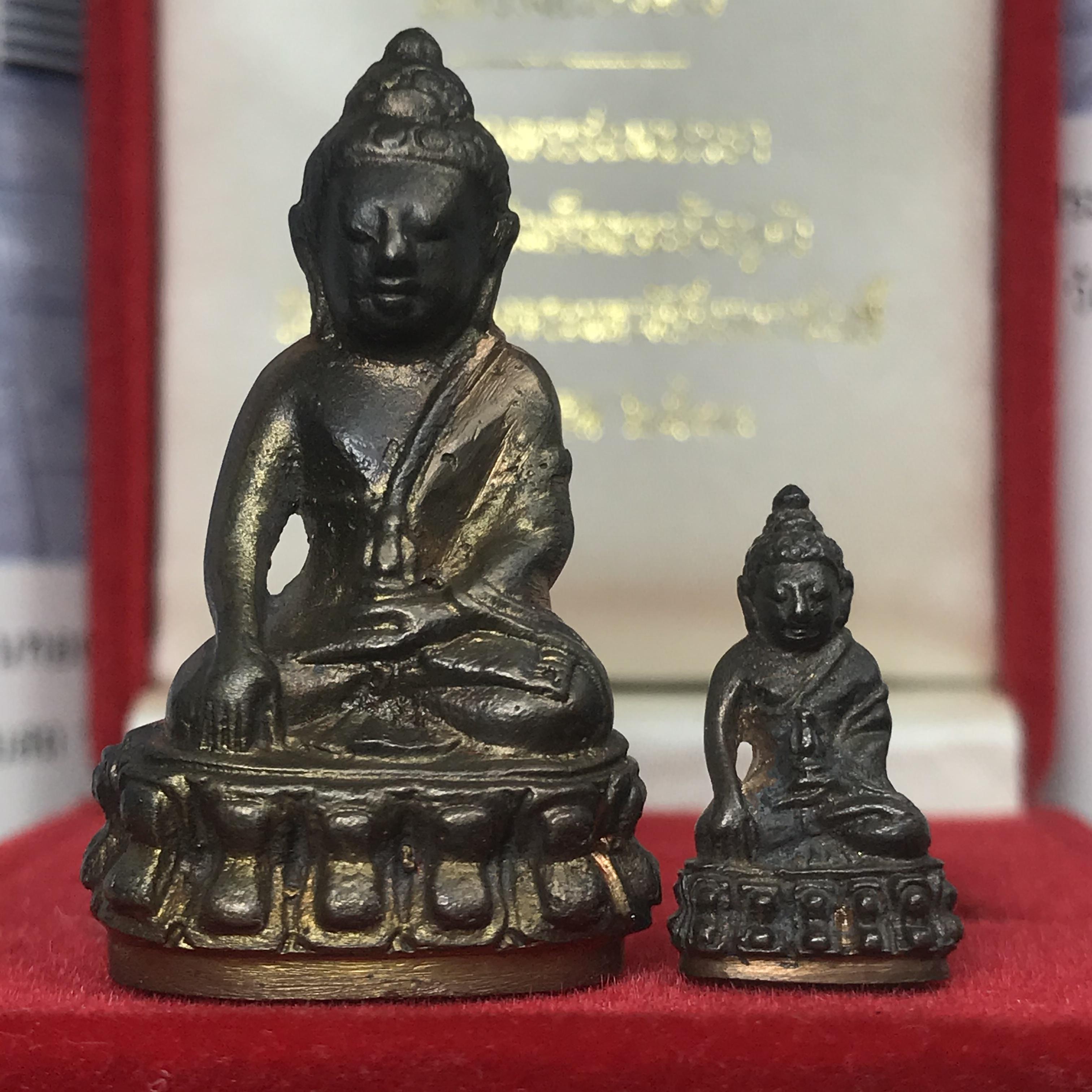 พระกริ่ง-พระชัยวัฒน์ ปวเรศ ปี2530 วัดบวรนิเวศราชวรวิหาร(ในหลวง ร.9 เสด็จเททอง)(บรรจุเส้นเกศาในหลวงรัชกาลที่9)พร้อมสูจิบัตรเดิมตอนจัดสร้าง(สภาพสวยครบสมบูรณ์) (องค์หน้าใหญ่)(องค์ทองทบ)แบบพิมพ์นิยมหายาก