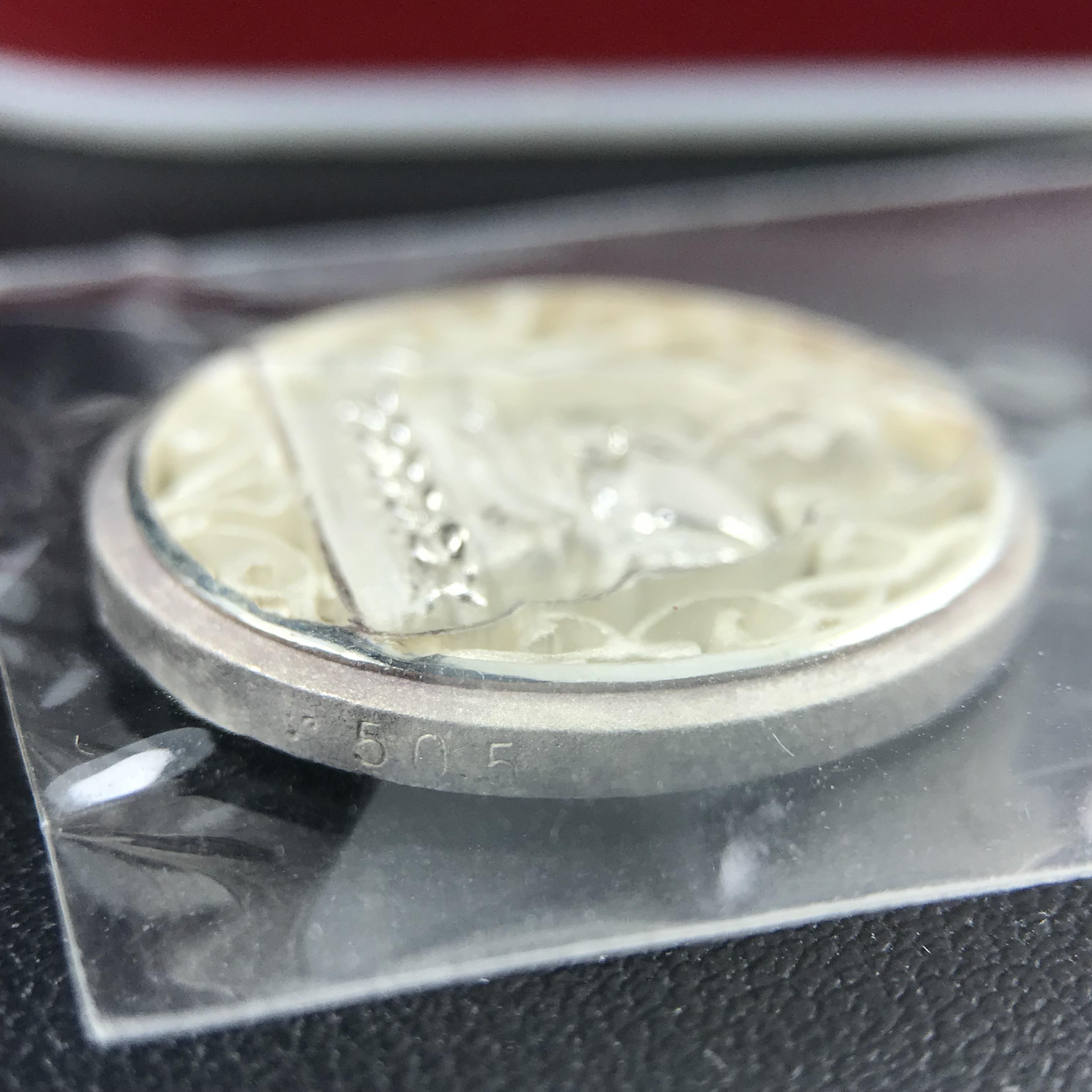 เหรียญหลวงพ่อทวด รุ่นมงคลบารมี วัดประสาทบุญญาวาส ปี 2545 เนื้อเงิน พิมพ์ทรงรูปไข่เล็ก(ขนาด 2.0*1.8 ซม.)ฉลุลายฉากพี้นหลังสีรุ้งสามมิติสวยงาม ตอกโค๊ตมีหมายเลข สภาพสวยซีนซองเดิมพร้อมกล่องบรรจุเดิมครบ***เดินทางปลอดภัยหลวงพ่อทวดคุ้มครอง****