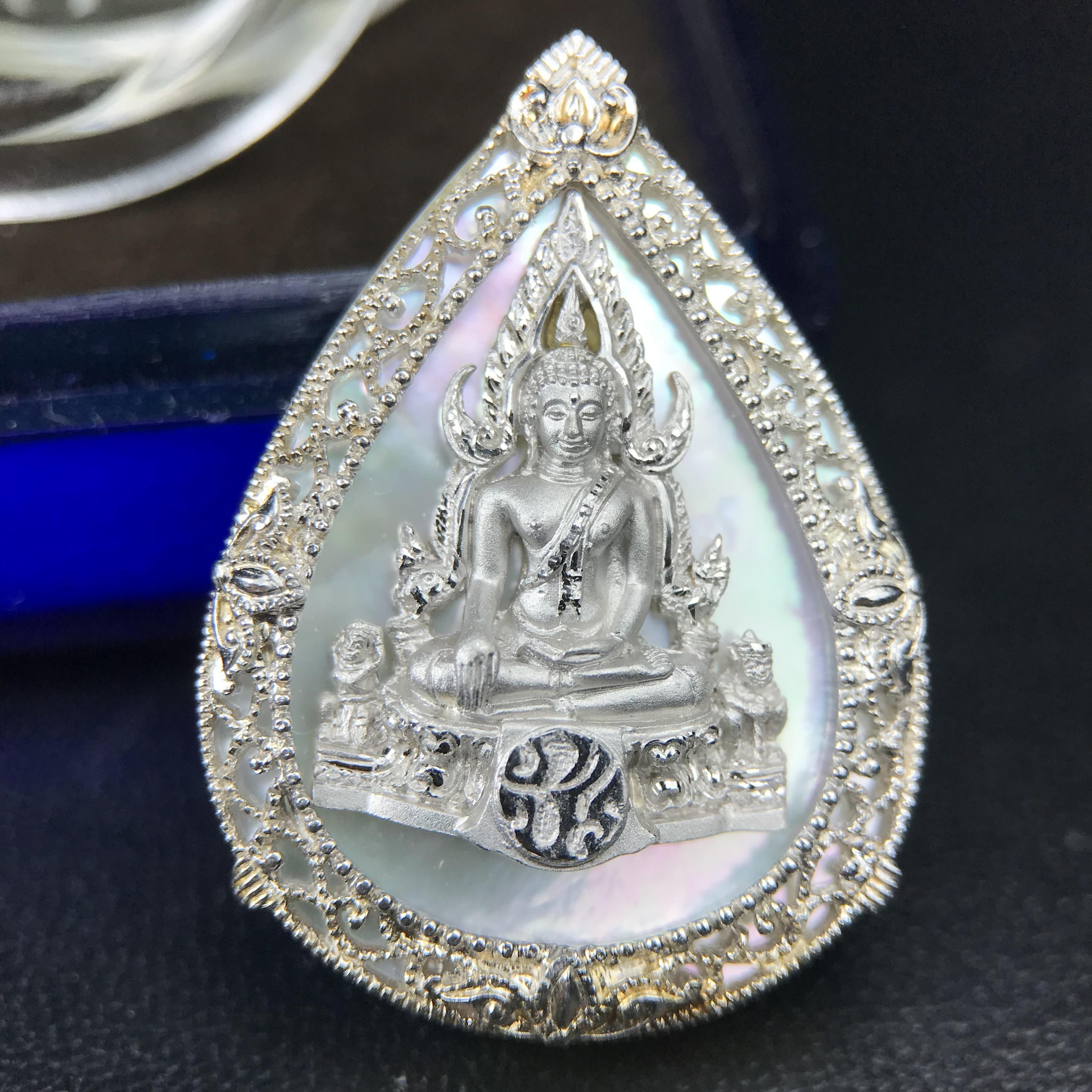 เหรียญพระพุทธชินราช ภปร. โครงการ เพราะแผ่นดินนี้คือแผ่นดินเกิด ปี 2551 รูปหยดน้ำ เนื้อเงินชุบทองคำขาว(ล้อมด้วยกรอบเงินชุบทองคำขาวสลักเสลาเป็นลวดลายละเอียดอ่อน ส่วนพื้นองค์พระเป็นเปลือกหอยมุขสวยงดงาม )(ขนาด 21 x 29 มม.) (สวยงามหายาก)1ใน5000องค์