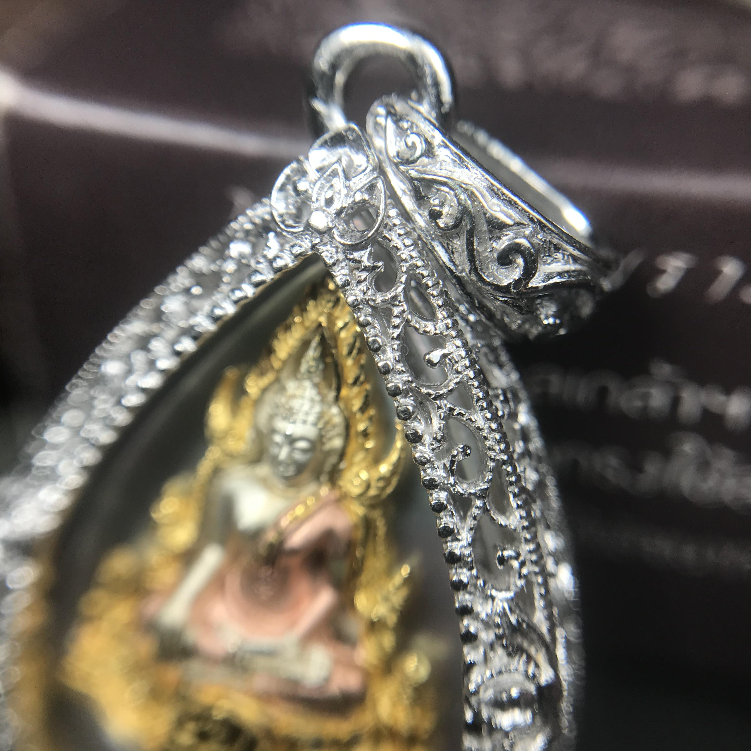 พระพุทธชินราช ภปร. โครงการ "เพราะแผ่นดินนี้ คือ แผ่นดินเกิด" ปี2548(รุ่นแรก) เหรียญทรงใบโพธิ์ ขนาด 21 x 29 มม. เนื้อเงินสามกษัตริย์ องค์พระชุบสามกษัตริย์ ล้อมด้วยกรอบเงินชุบทองคำขาวสลักเสลาเป็นลวดลายละเอียดอ่อน ส่วนพื้นองค์พระเป็นเปลือกหอยมุข