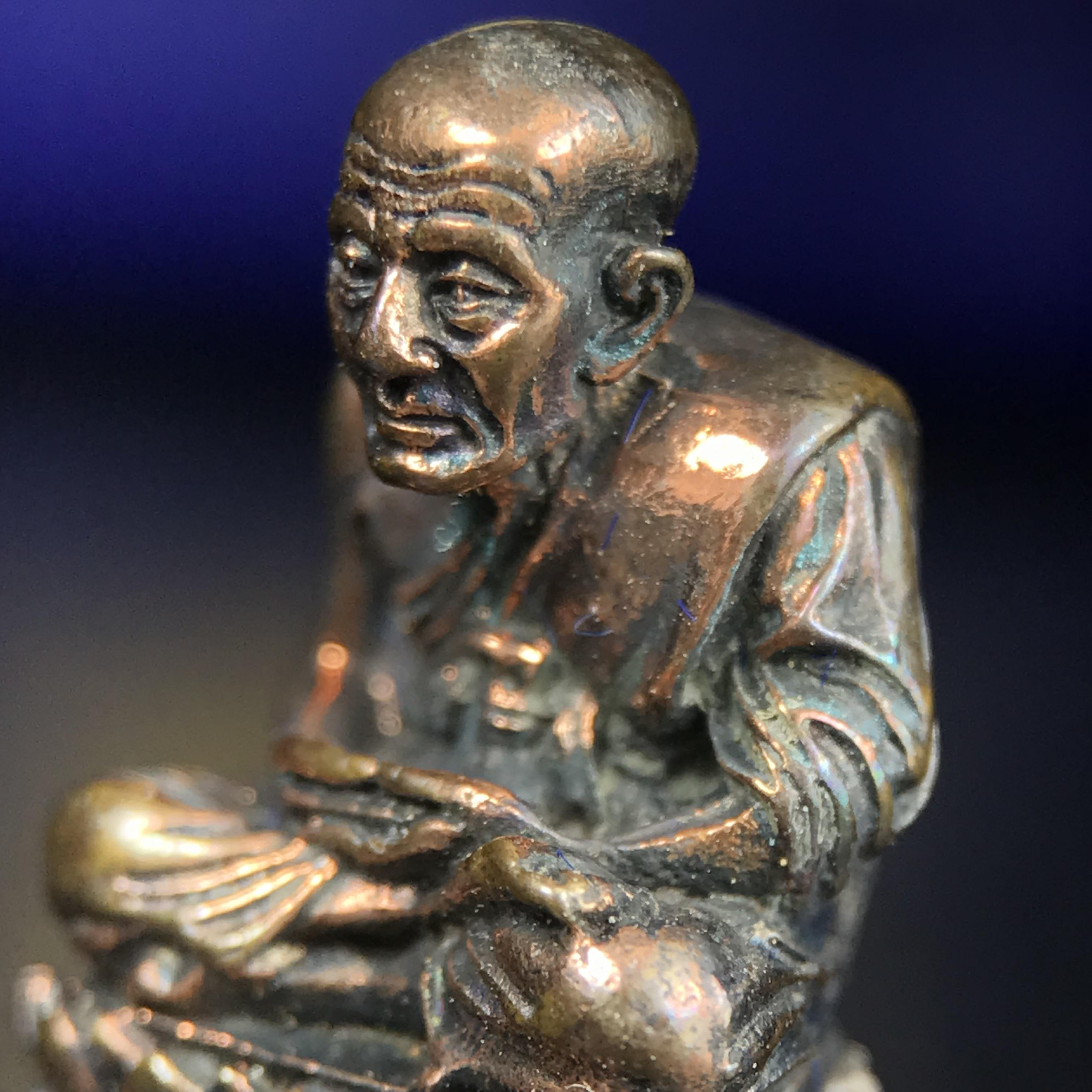 รูปเหมือนหล่อลอยองค์หลวงปู่ทวด รุ่น 111ปี กระทรวงกลาโหม เนื้อนวโลหะรมดำ-ปัดเงา ปี2540 พิธีใหญ่ เข้มขลัง นิยม พร้อมกล่องบรรจุเดิม(คัดสภาพสวยผิวเทพๆผิวรุ้งๆ)ทั้งพิธีทั้งพุทธศิลป์ทรงคุณค่าอีกหนึ่งรุ่นยอดนิยม