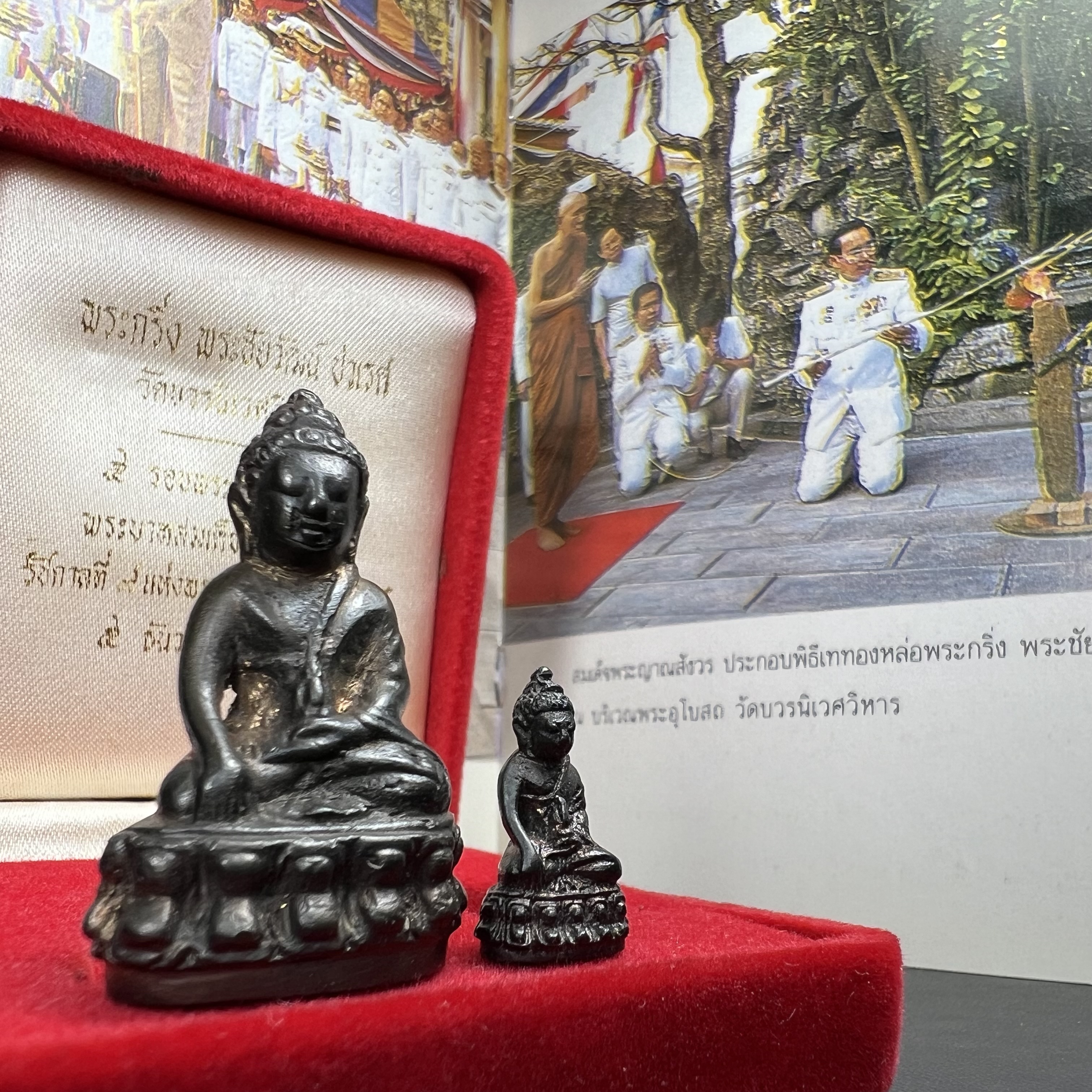 พระกริ่ง-พระชัยวัฒน์ ปวเรศ วัดบวรนิเวศวิหาร ปี 2530 พระบาทสมเด็จพระเจ้าอยู่หัวรัชกาลที่ 9 เจริญพระชนมพรรษา 5 รอบนักษัตริย์(ในหลวง ร.9 เสด็จเททอง)(บรรจุผงจิตรลดาเส้นเกศาในหลวงรัชกาลที่9)พร้อมสูจิบัตรเดิมตอนจัดสร้าง(สภาพสวยครบสมบูรณ์))พิธีใหญ่ รุ่นยอดนิยม