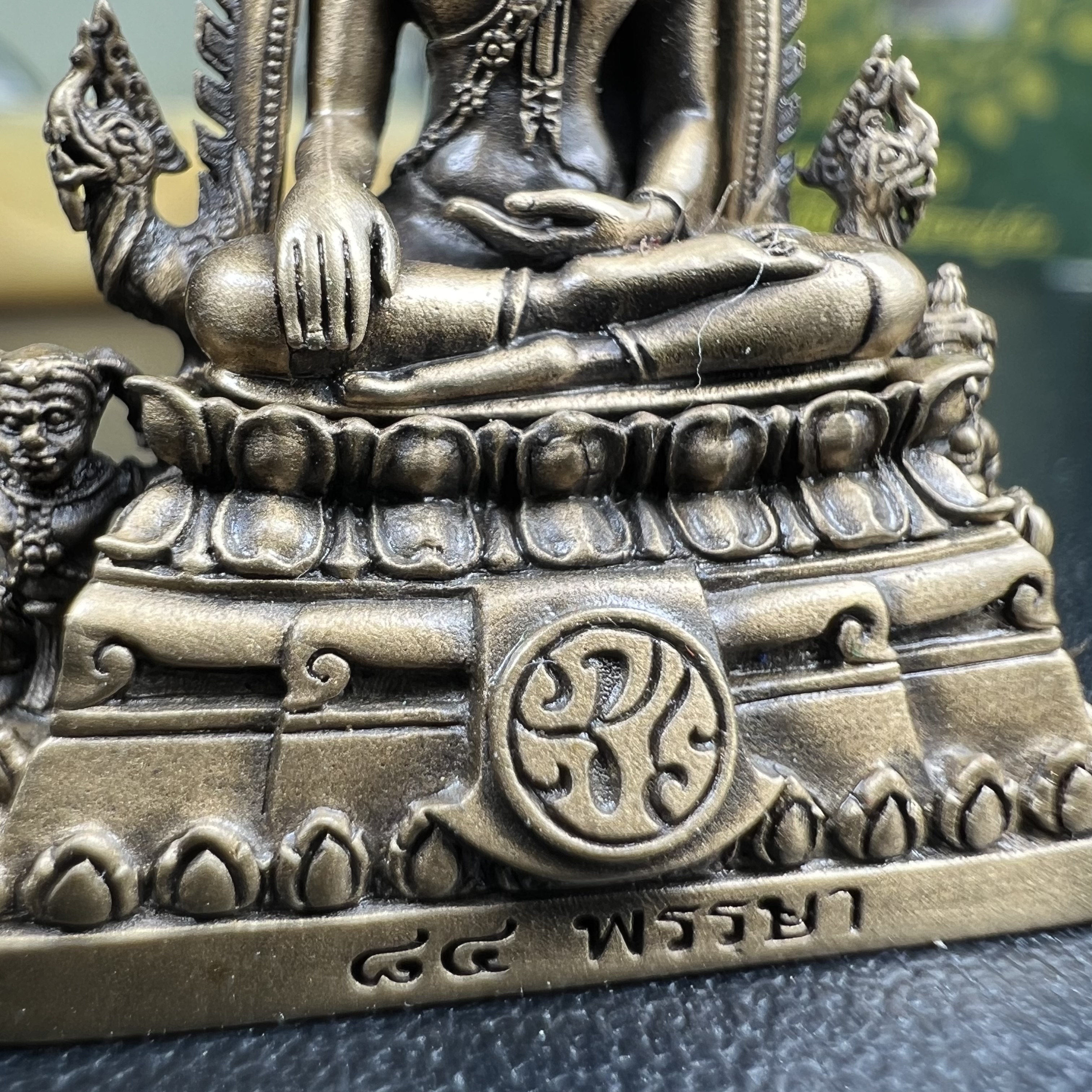 พระพุทธชินราช(จำลอง) ภปร. 84 พรรษา ปี 2554 เนื้อบรอนซ์รมดำซาติน พิมพ์กลางขนาดหน้าตัก 1/2 นิ้ว(พระราชทานมวลสาร จิตรลดาและเส้นพระเจ้า(เส้นผม)รัชกาลที่9)พุทธศิลป์ทรงคุณค่าอีกหนึ่งรุ่นยอดนิยม(หมายเลขสวย ๑๘๑))