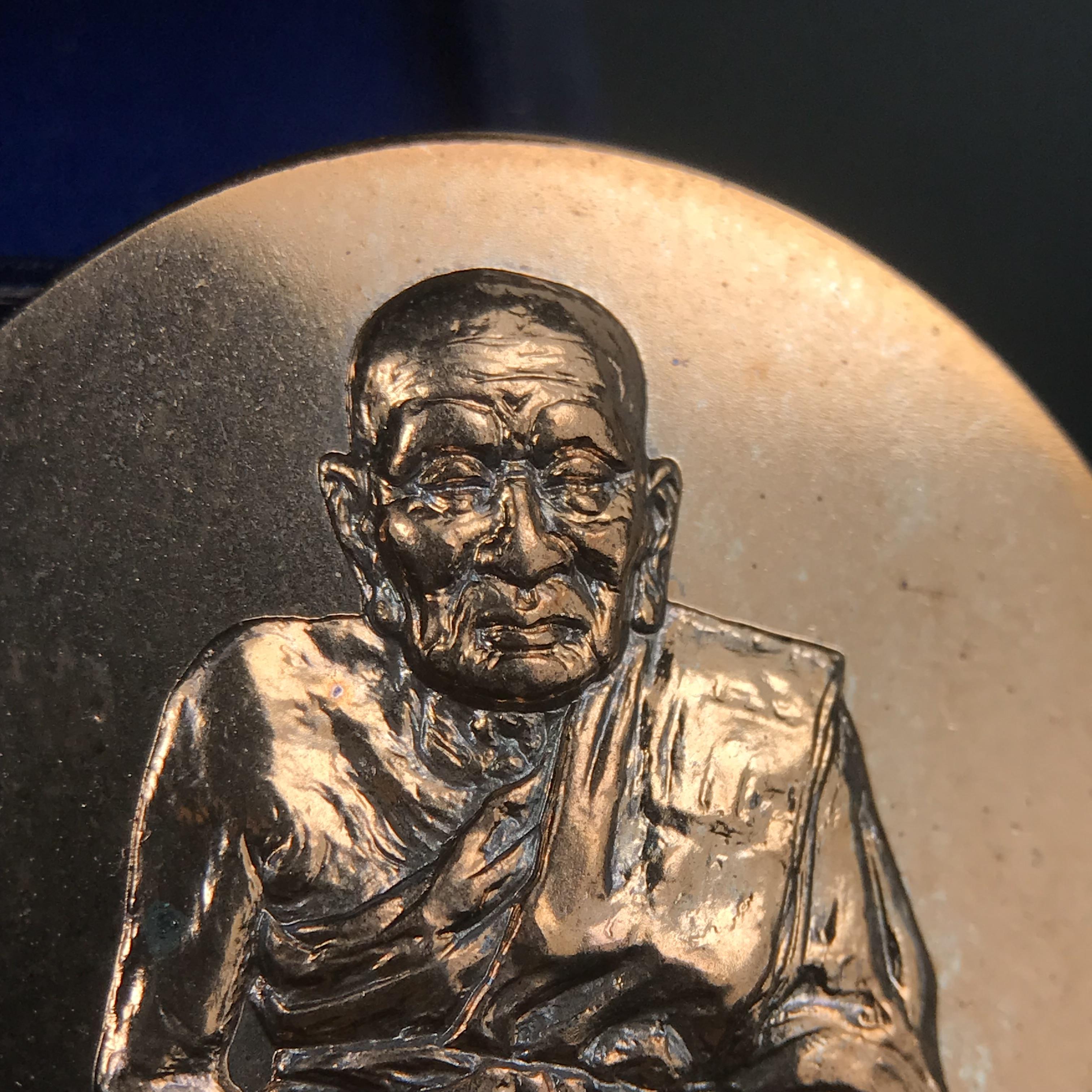 หลวงพ่อทวด พระนามาภิไธย สก. วัดห้วยมงคล จ.ประจวบคีรีขันธ์ ปี 2544(รุ่นแรก) เหรียญเนื้อนวโลหะ(Thai Bonze) ผลิตโดยโรงกษาปณ์ โมเน่ร์เดอปารีส ประเทศฝรั่งเศส สวยงดงามสภาพสวยกล่องใบรับรองครบสมบูรณ์(คุ้มครองแคล้วคลาด พิธีใหญ่) องค์หมายเลข 1807 (1 ใน 2999 เหรียญ)