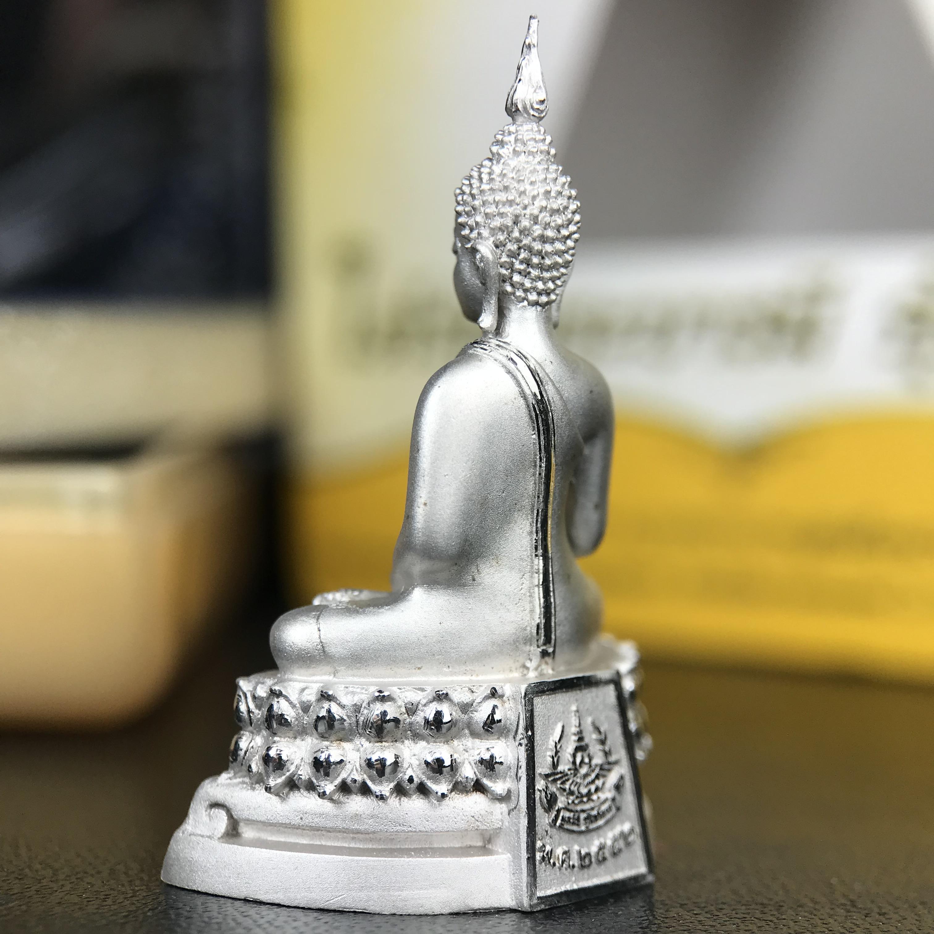 พระพุทธรูปคุ้มเกล้า ภปร.(ใต้ร่มพระบารมี คุ้มเกล้า) 60ปี โรงพยาบาลภูมิพลฯ พ.ศ.2552 เนื้อเงิน ชุบทองคำขาว(พิมพ์ใหญ่ขนาด 35.5*24 มม.)สภาพสวยเดิมพร้อมกล่องบรรจุเดิม ตอกโค๊ดหมายเลข ๘๒๒ หายาก(1ใน5000 องค์)