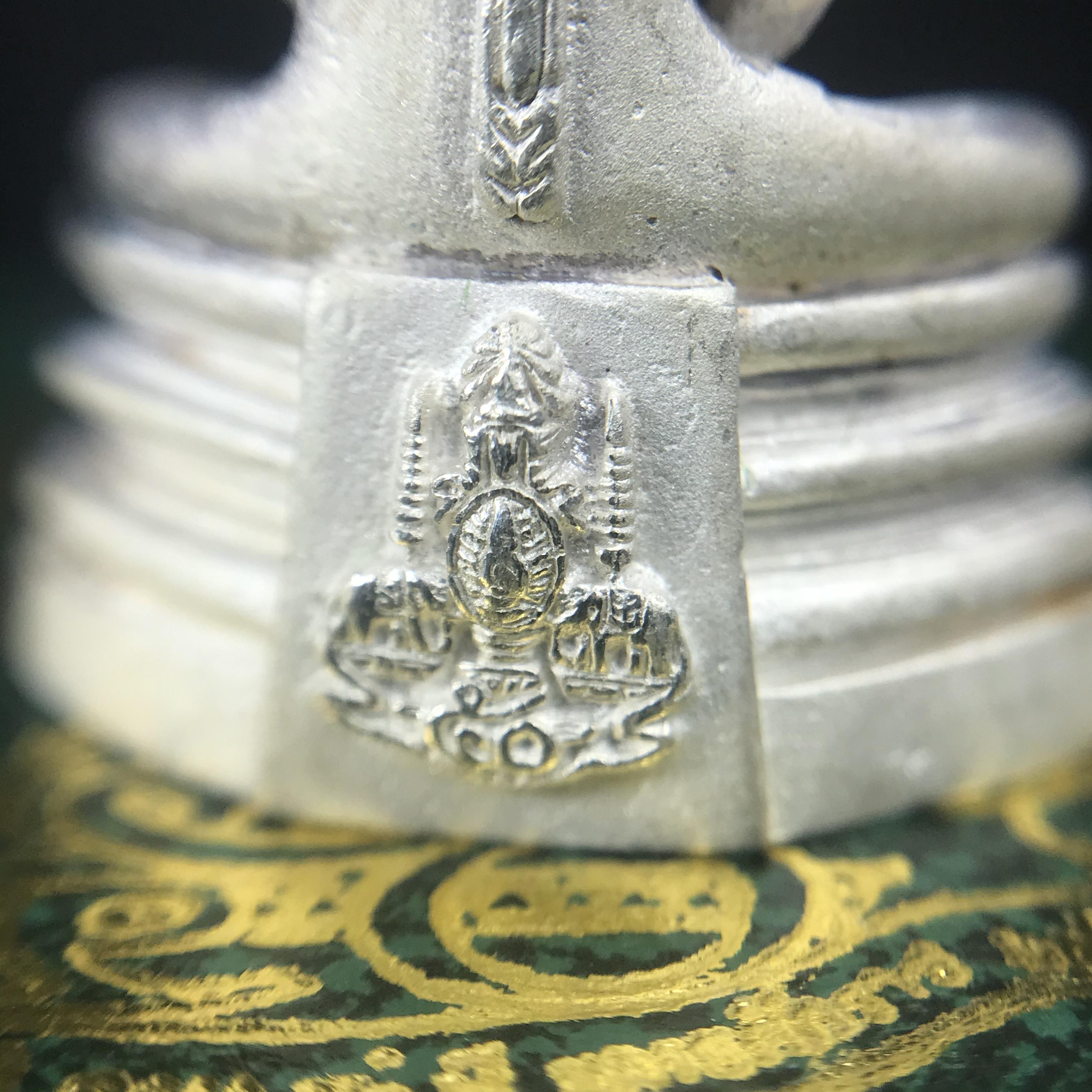 พระพุทธโสธร ภปร. รุ่นย้อนยุค สร้างพระอุโบสถ สมาคมชาวฉะเชิงเทรา จัดสร้าง ปี 2539 วโรกาสครองสิริราชสมบัติครบ 50 ปี เนื้อเงินทรายนวลขัดเงาบางส่วน(ผิวเดิม) พร้อมกล่องบรรจุและใบรับรองเดิม