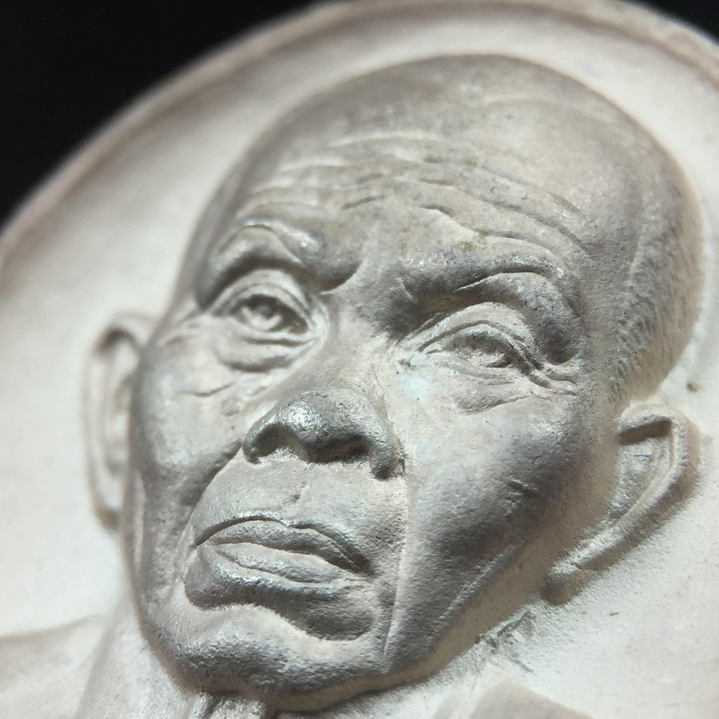 เหรียญรูปเหมือนพระญาณวิทยาคมเถร (หลวงพ่อคูณ ปริสุทโธ)ชุดกาญจนาภิเษกครองราชย์ครบ 50 ปี เนื้อเงิน วัดบวรนิเวศวิหาร ปี พ.ศ. 2538(จัดสร้างได้เหมือนหลวงพ่อคูณมาก มีรายละเอียดและความคมชัดสูง ลูกศิษย์ท่านไม่ควรพลาด วิจิตรศิลป์และพุทธศิลป์งดงาม)พิธีใหญ่