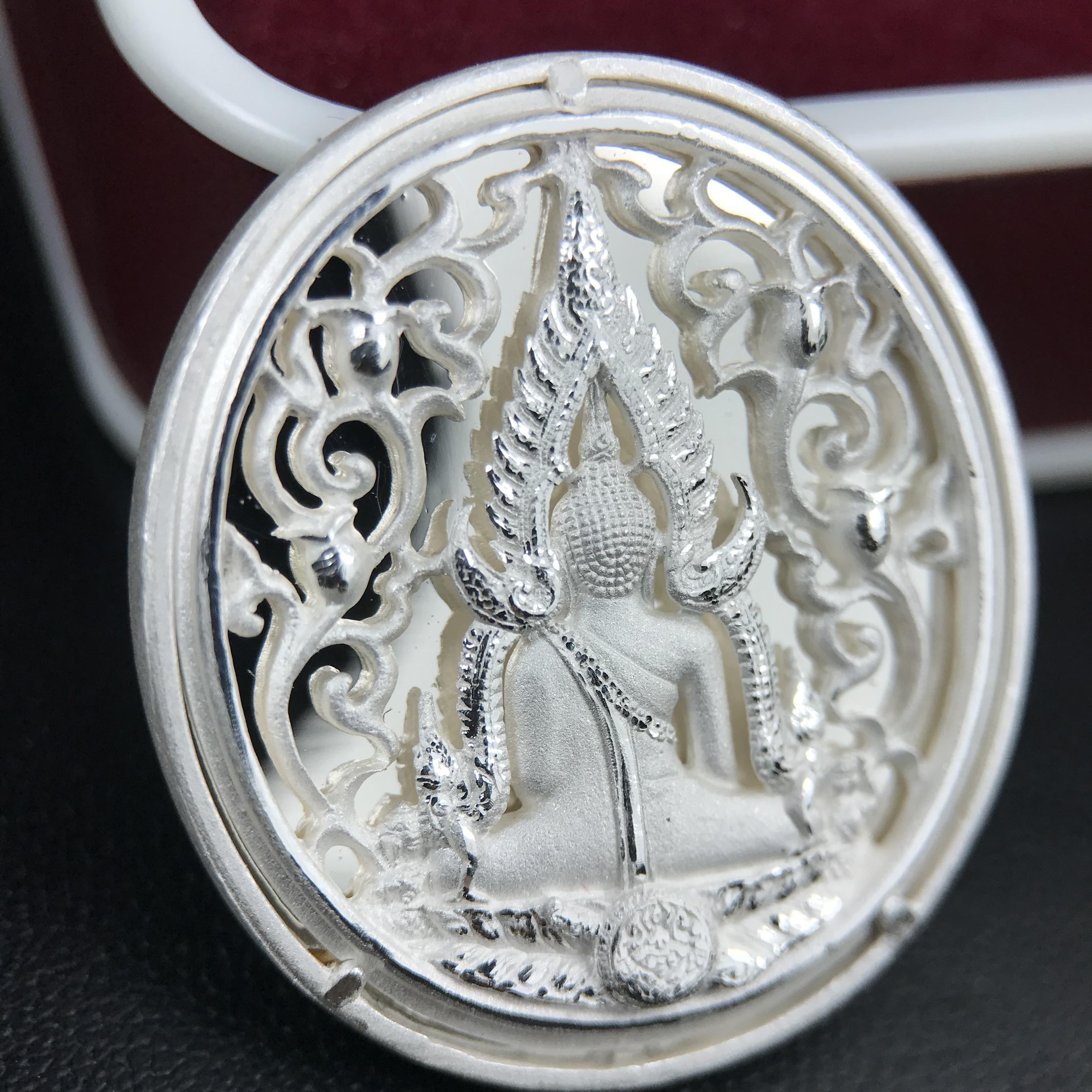 พระพุทธชินราช รุ่น ประวัติศาสตร์ มูลนิธิเพื่อตำรวจไทยจัดสร้าง ปี 2562 เนื้อเงินขัดเงา พิมพ์เหรียญรูปไข่ฉลุลายไทย พิมพ์ใหญ่ พระพุทธชินราช แบบจิวเวอร์รี่ (ขนาดสูง 2.9 ซม.) (สภาพ สวย ซีนซองเดิม กล่องบรรจุเดิมครบสมบูรณ์)