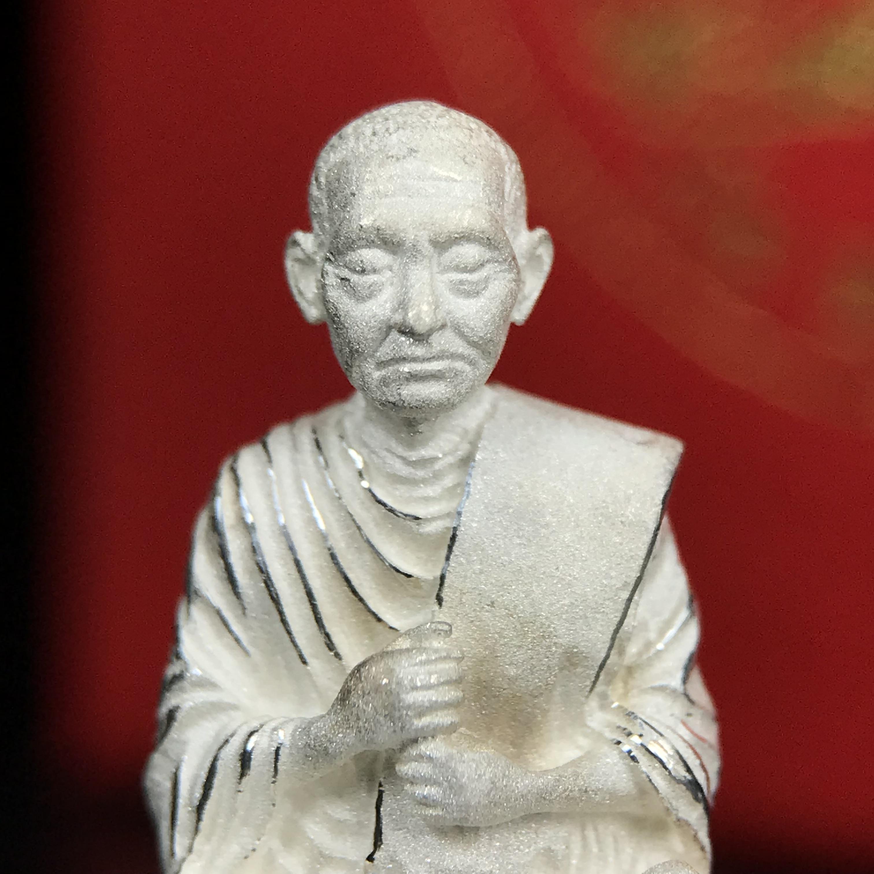 สมเด็จพุฒาจารย์ (โต พรหมรังสี) อนุสรณ์ 128 ปี สมเด็จพระญาณสังวร สมเด็จพระสังฆราช ทรงเมตตาอธิฐานจิต ปี 2543 มหาพุทธาภิเษก 3วาระ รูปเหมือนลอยองค์พิมพ์ใหญ่เนื้อเงิน ขนาด 1.5 x 2.5 ซม. ทรงคุณค่าทั้งด้านความงานด้านพุทธศิลป์ และพุทธคุณ(องค์หมายเลข ๑๐๘(เลขสวย)