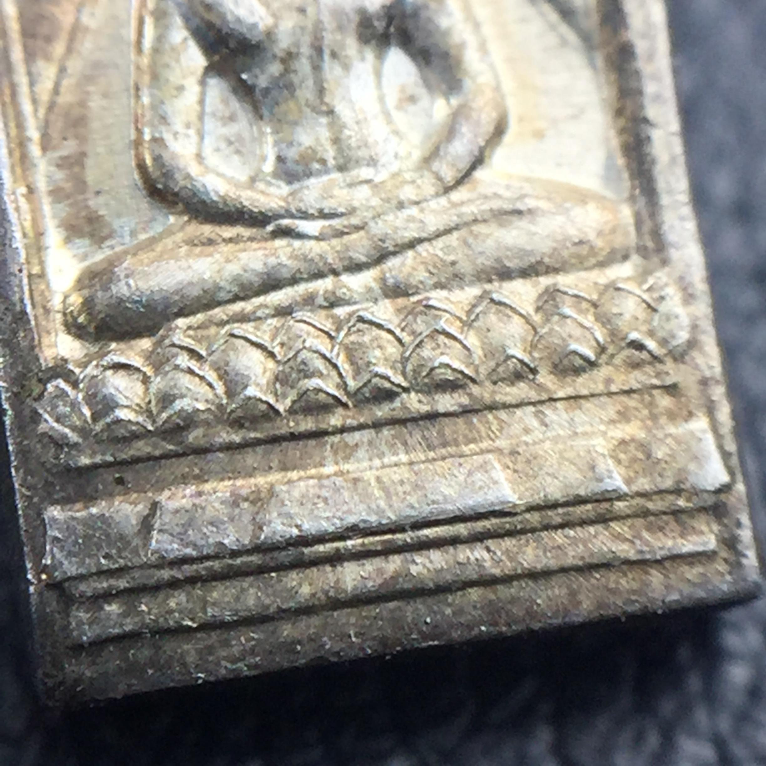 พระปรกใบมะขาม พระพุทธสิหิงค์ ภปร. ธรรมศาสตร์ 50ปี เนื้อเงิน(คัดสภาพสวยคมชัด ผิวเดิม หายาก)(ในหลวงรัชกาลที่9 เสด็จเททอง)(พระปรกใบมะขาม ภปร. รุ่นแรก) )(พิธีใหญ่ เกจิที่มีชื่อเสียงมาร่วมปลุกเสกจำนวนมาก ชนวนมาลสารเก่าเข้มขลัง )