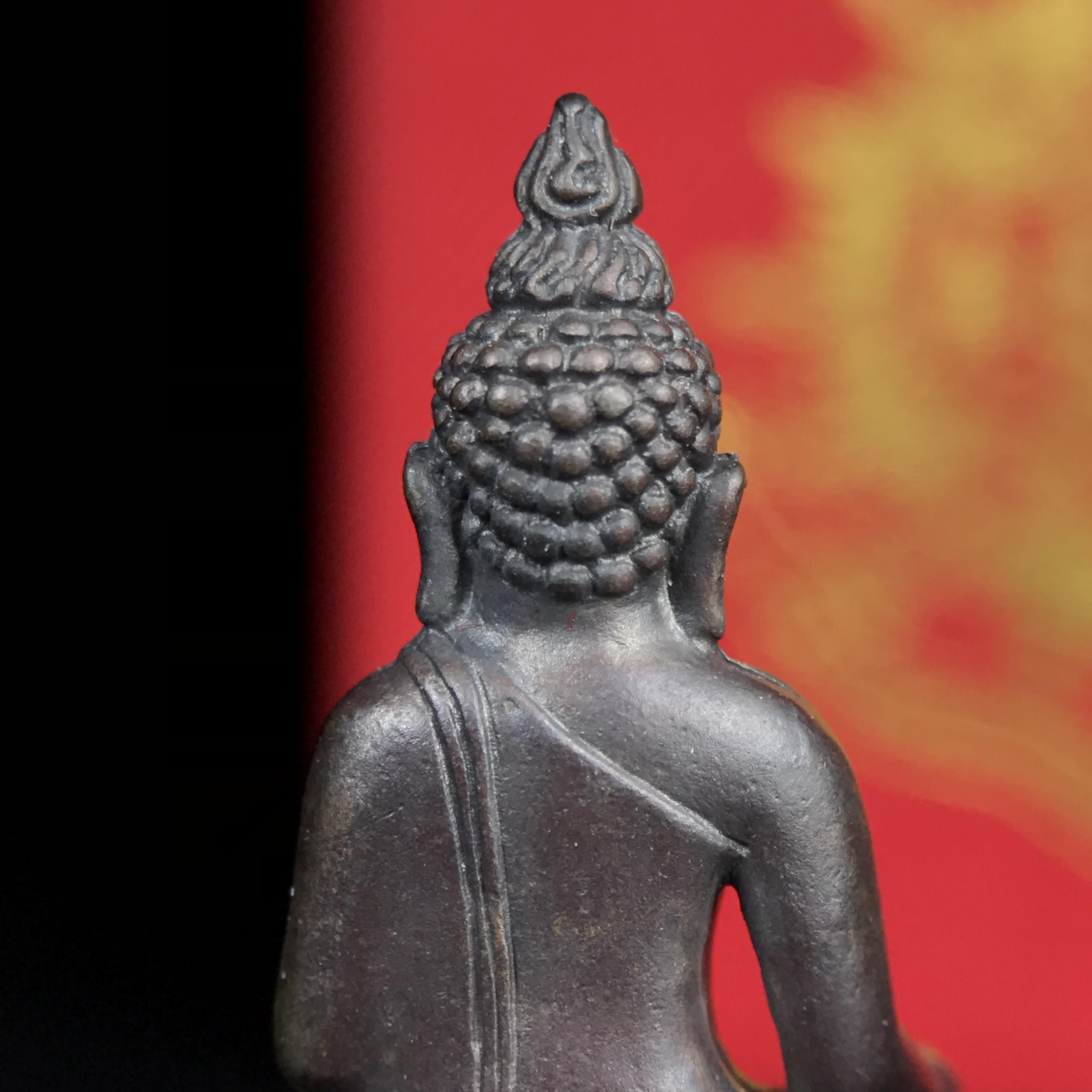 พระกริ่งไพรีพินาศ บรรจุเหล็กไหล ครั้งแรกและครั้งเดียวในประวัติศาสตร์ เฉลิมพระเกียรติ พระบาทสมเด็จพระเจ้าอยู่หัวรัชกาลที่9 พระชนมพรรษา 6 รอบ ปี2542 เนื้อนวโลหะผสมทองคำ(บรรจุเหล็กไหล)ดีนอก-ดีใน พิธีใหญ่ มวลสารเด่น (หายาก)