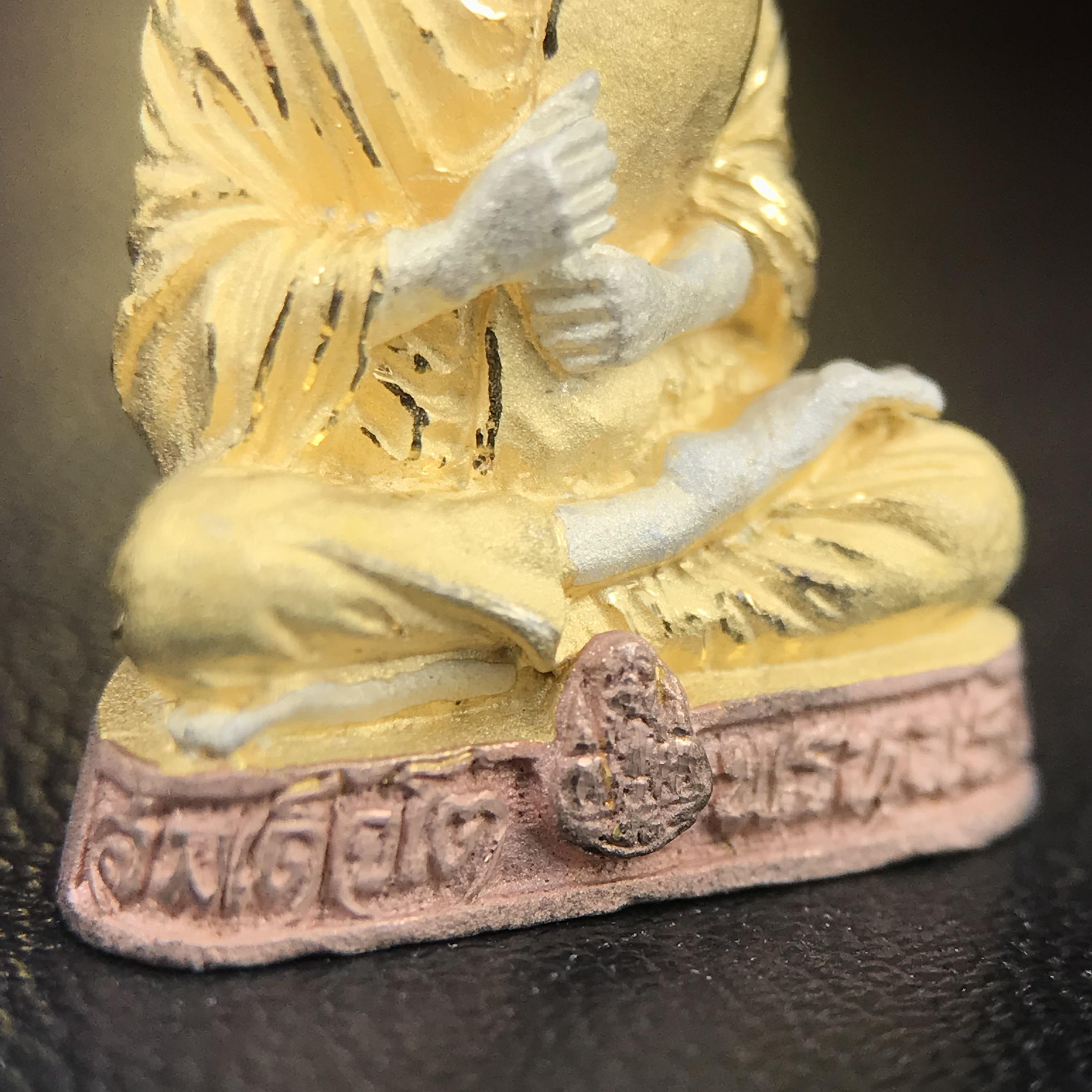 รูปเหมือนสมเด็จพระพุฒาจารย์ (โต พรหมรังสี)วัดใหม่อมตรส บางขุนพรหม ปี2540 รุ่นกาญจนาภิเษก จัดสร้างในวโรกาสที่รัชกาลที่ 9 ทรงครองสิริราชสมบัติ ครบ 50ปี ลอยองค์พิมพ์ใหญ่ เนื้อเงินบริสุทธิ์ 99.9% แบบชุบสามกษัตริย์ขัดเงาบางส่วน พร้อมกล่องบรรจุเดิมครบ