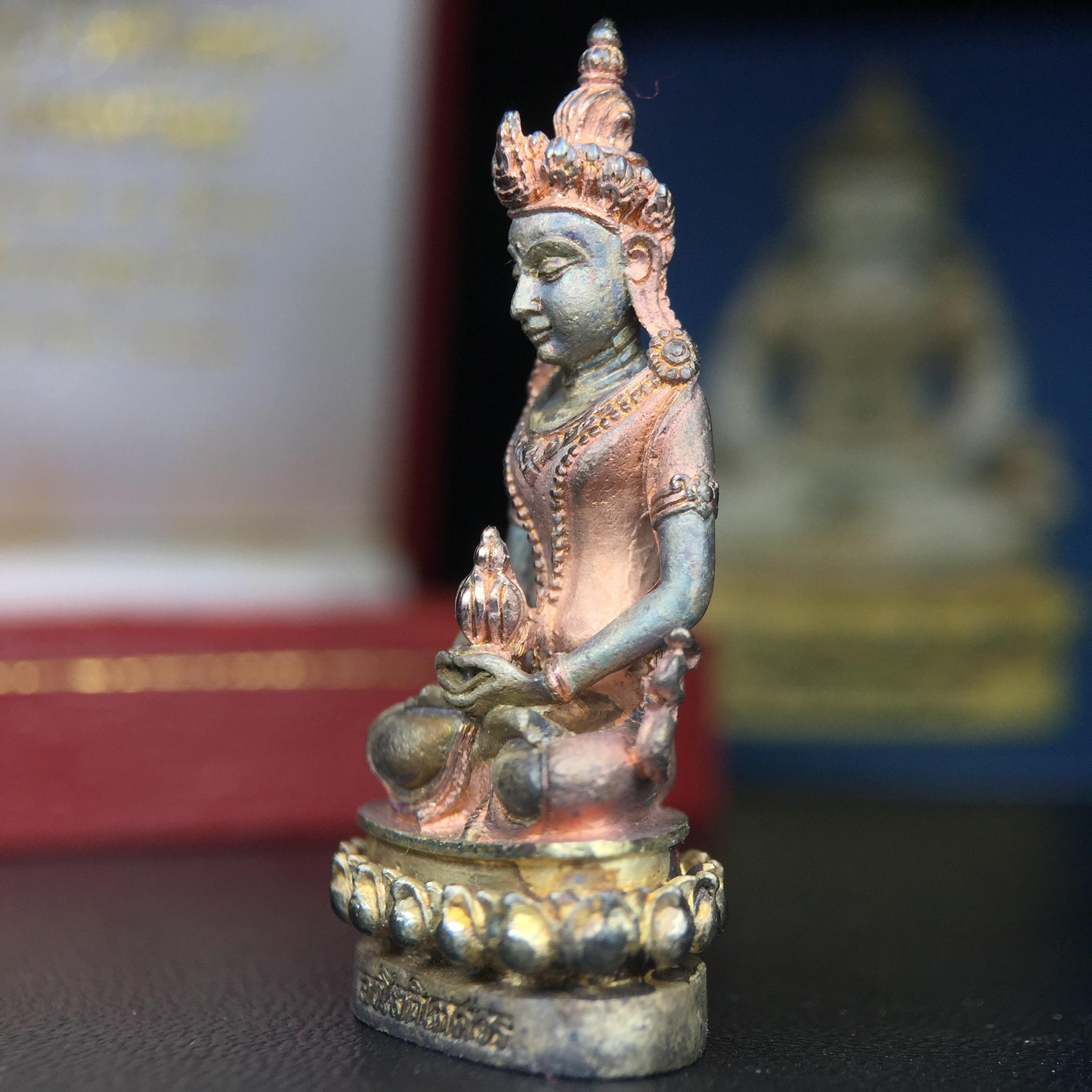 พระกริ่งอวโลกิเตศวร ( เจ้าแม่กวนอิม ) วัดโพธิ์แมนคุณาราม รุ่นอุดมโภคทรัพย์ พ.ศ.2539 เนื้อเงิน 3 กษัตริย์ พ่นทราย(ผิวเดิม ขึ้นสีรุ้งธรรมชาติ แบบนิยม เสน่ห์ของพระเนื้อเงิน) (พร้อมกล่องบรรจุการ์ดใบรับรองเดิมครบ) (อีกหนึ่งรุ่นยอดนิยม พุทธศิลป์สวยงดงาม)