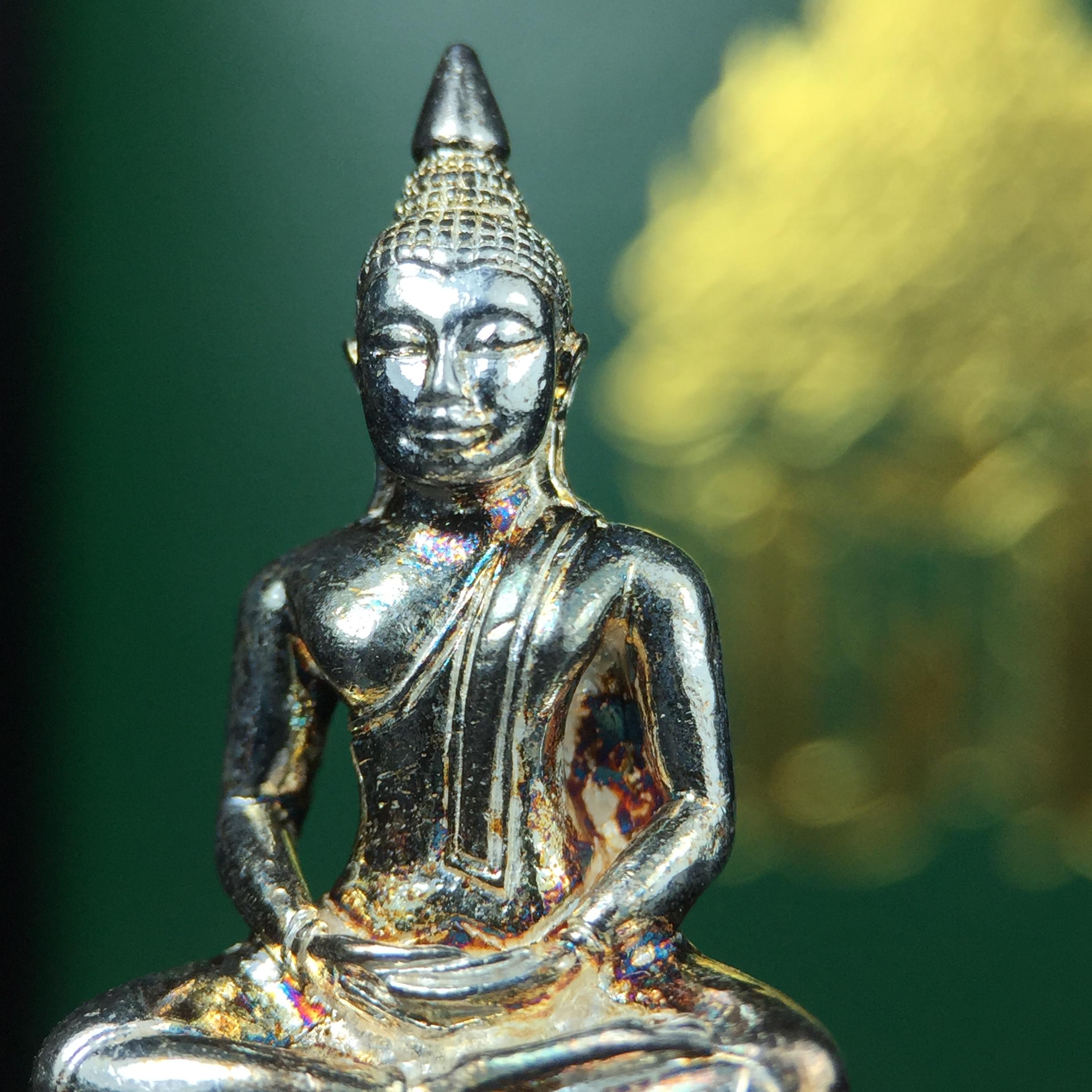 พระพุทธโสธร รุ่น กศก. 120 ปี เนื่องในโอกาสครบ 120 ปี กรมศุลกากร กระทรวงการคลัง จัดสร้าง ปี 2537 เนื้อเงินบริสุทธิ์ 99.9% ผิวขัดเงา(ขึ้นสีรุ้งธรรมชาติสวย)(งานบริษัท แพรนด้า จิวเวลรี่)สวยงดงาม ทรงคุณค่า สีสันที่ธรรมชาติสรรค์สร้าง