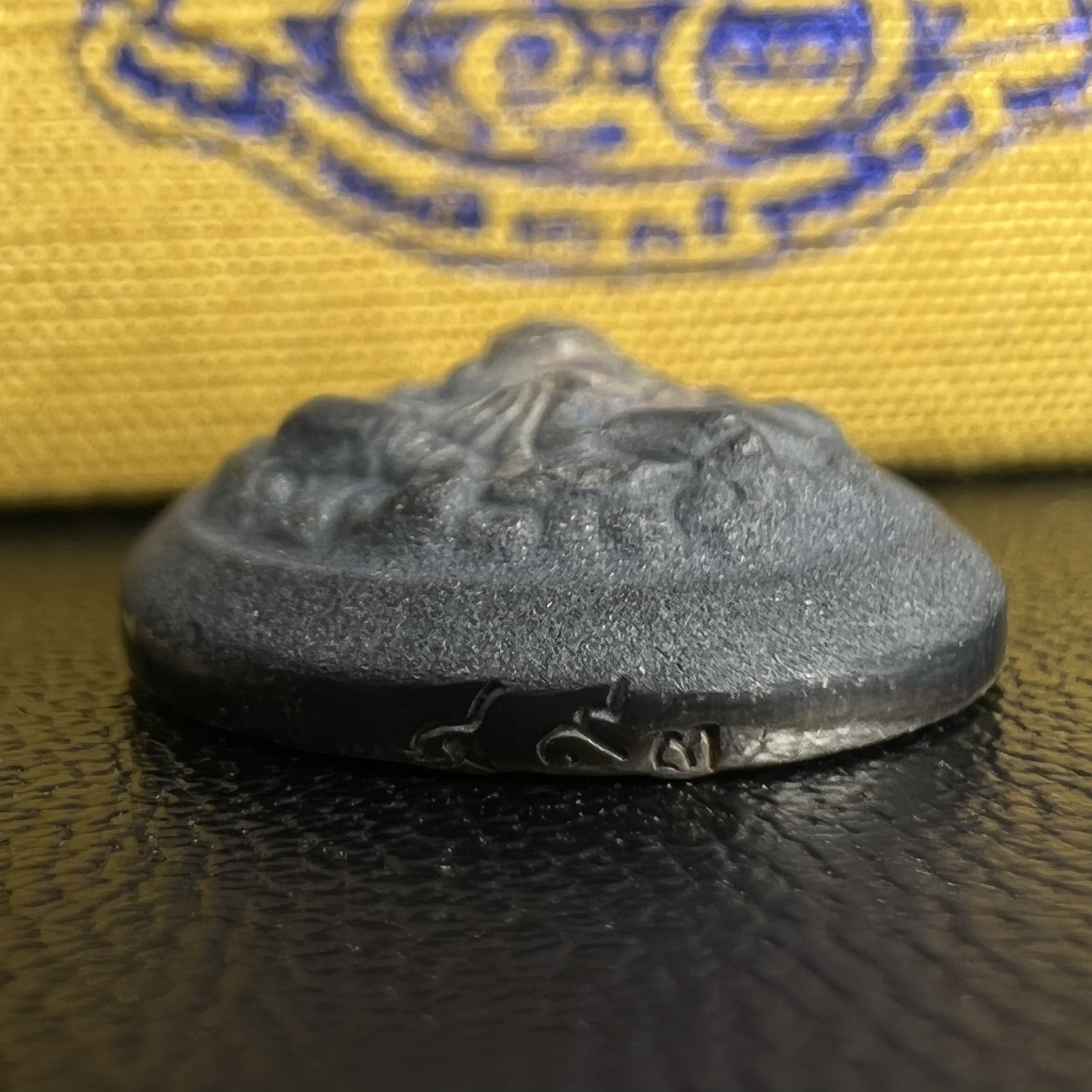 เหรียญพระพิฆเนศวร ญสส. ชุดกาญจนาภิเษกครองราชย์ 50 ปี พุทธศักราช 2538 พิมพ์เล็ก(1.9 ซม.) เนื้อเงินผิวเดิมกลับดำเข้มขลังงดงามธรรมชาติ สภาพสวยเดิมพร้อมกล่องบรรจุเดิม ตอกโค๊ดหมายเลขกำกับ(1ใน1000องค์)