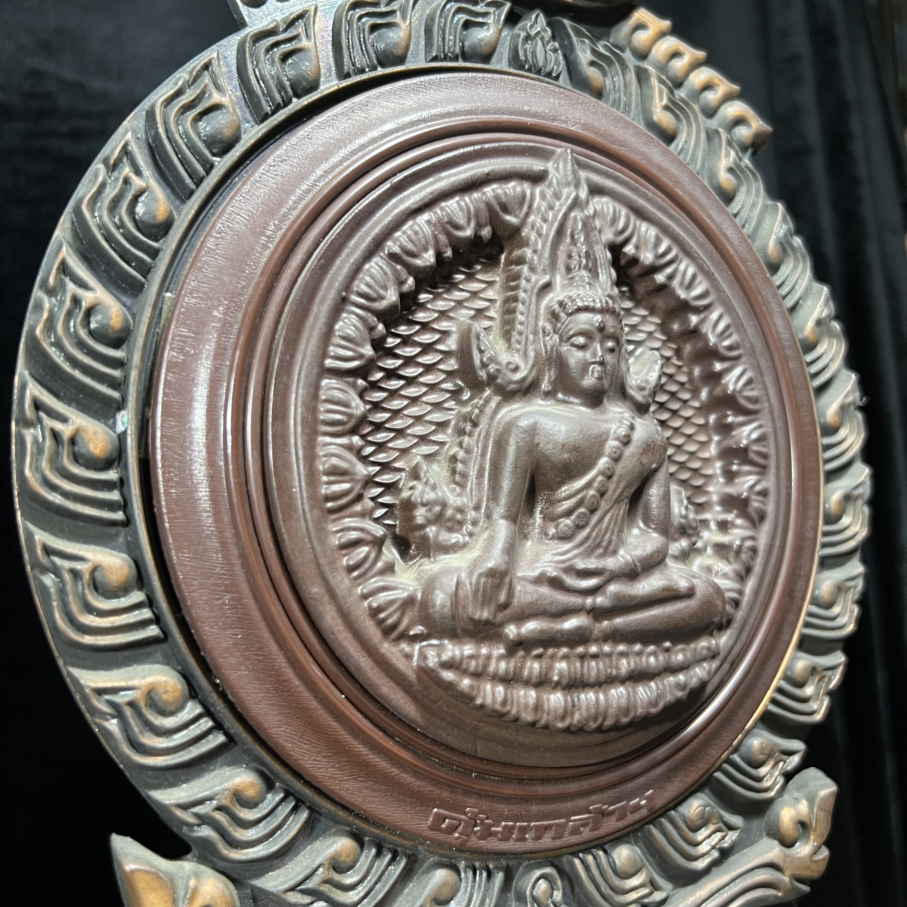 แผ่นโล่พระพิมพ์พระพุทธชินราชขนาดบูชา(กรรมการ) จำลองในแบบคล้ายนวโลหะเนื้อรีจิท พร้อมฐานโลหะกรอบซุ้มลายกนก ขนาดบูชาสูง13*8.5 นิ้ว วัตถุมงคลคุ้มเกล้าฯ มหามงคล รัชกาลที่ 9 จัดสร้างปี 2527 พิธีใหญ่ ยอดนิยมหายาก(พบเจอน้อยมาก)