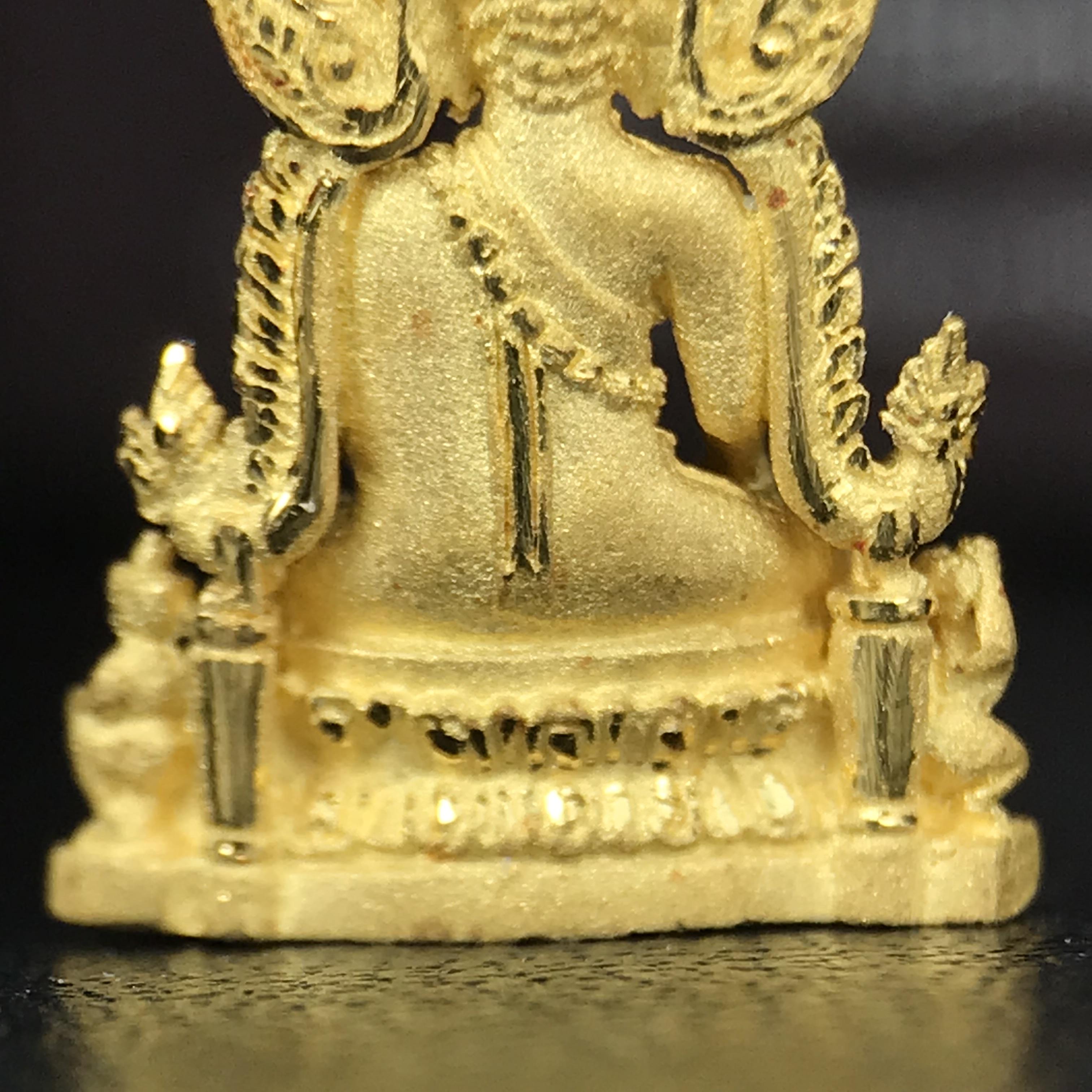 พระพุทธชินราช ภปร. โครงการ "เพราะแผ่นดินนี้ คือ แผ่นดินเกิด" ปี 2548(รุ่นแรก) ลอยองค์เนื้อทองคำบริสุทธิ์ 96.5% (น้ำหนัก 2.5 กรัม) หน้าตัก 1/4 นิ้ว (ขนาด 1.6 x1.1 ซม.) พุทธศิลป์งดงามทรงคุณค่า รุ่นยอดนิยม