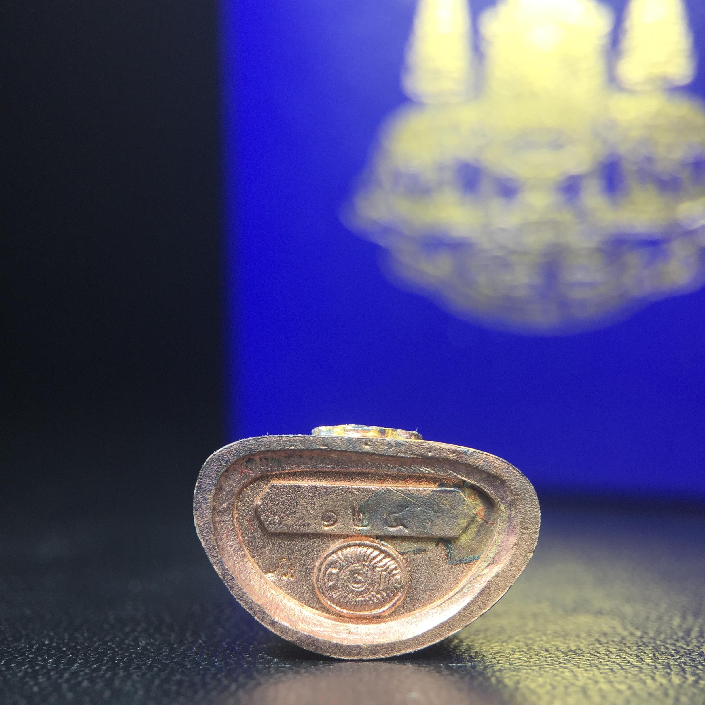 พระกริ่งไพรีพินาศ ครองสิริราชสมบัติครบ 50 ปี พ.ศ.2540 เนื้อเงินสามกษัตริย์ ผิวเดิมๆขึ้นสีรุ้งธรรมชาติแบบนิยม(สเน่ห์พระเนื้อเงินสีสันที่ธรรมชาติสรรค์สร้าง)พร้อมกล่องบรรจุเดิมครบ(เข้มขลังทรงอานุภาพยิ่งใหญ่ กำราบศัตรูพ่ายสิ้น พระไพรีพินาศ)(หายาก)1ใน539 องค์