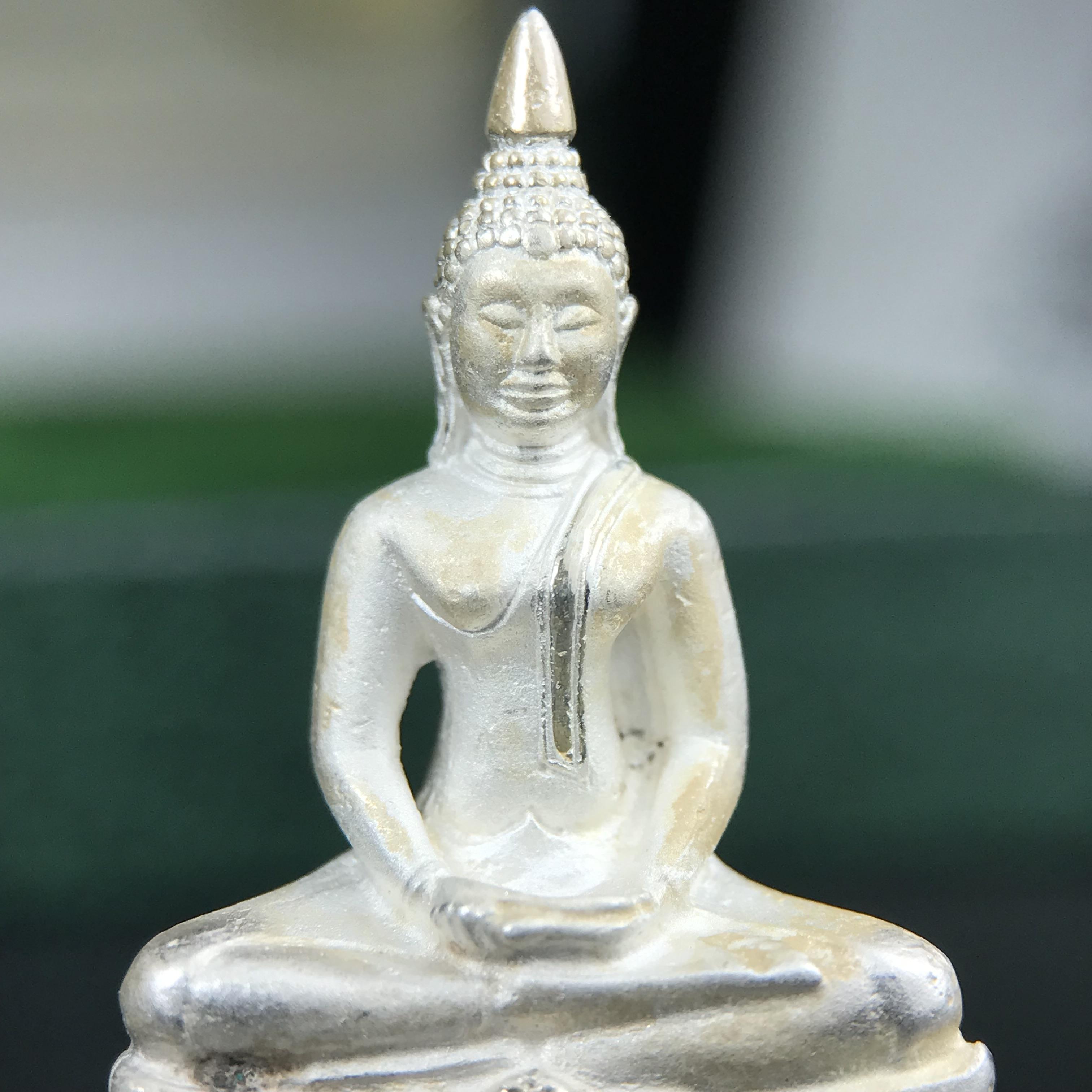 พระพุทธโสธร ภปร. รุ่นย้อนยุค สร้างพระอุโบสถ สมาคมชาวฉะเชิงเทรา จัดสร้าง ปี 2539 วโรกาสครองสิริราชสมบัติครบ 50 ปี เนื้อเงินทรายนวลขัดเงาบางส่วน พร้อมกล่องบรรจุและใบรับรองเดิม