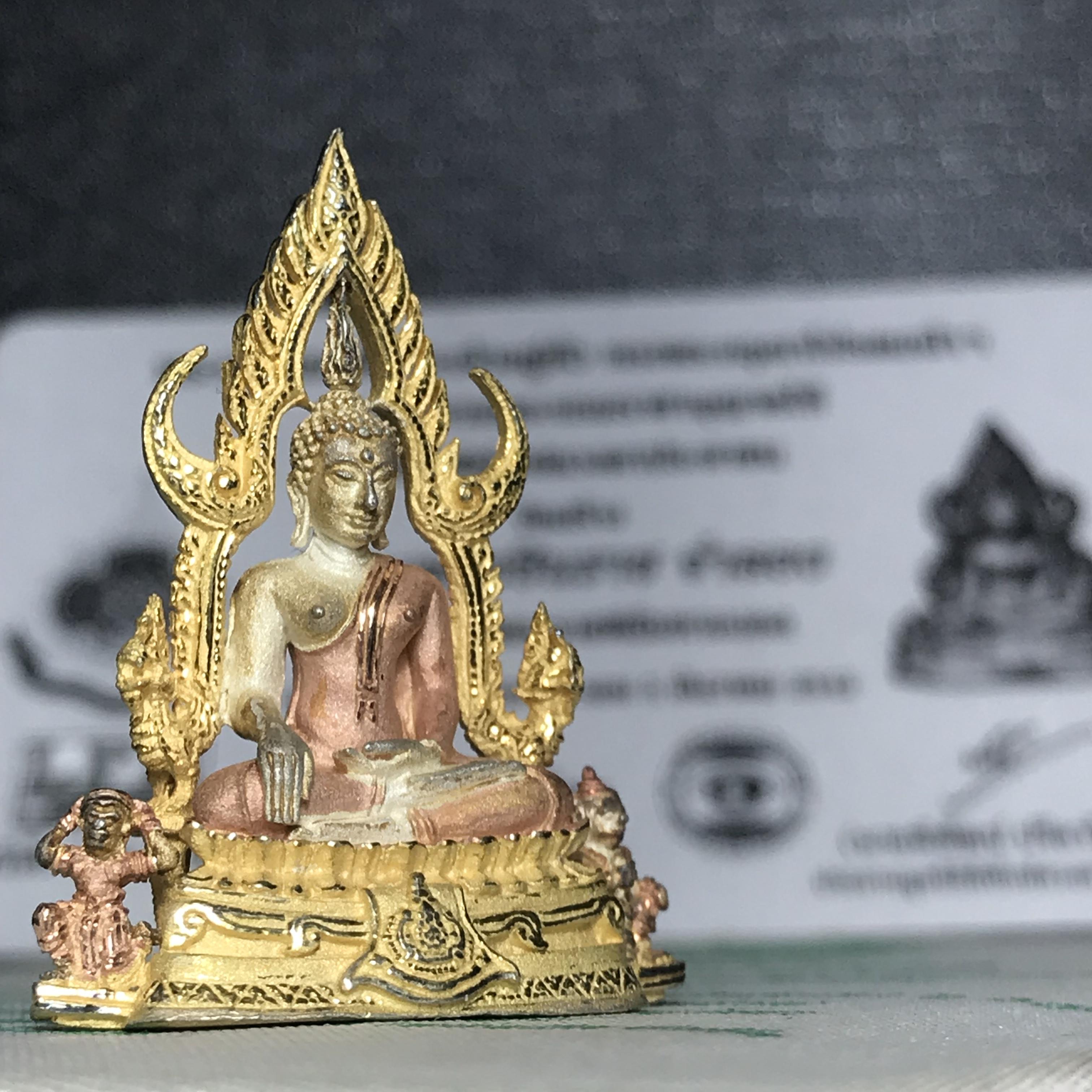 พระพุทธชินราช ภปร. ในวโรกาสพระราชพิธีมหามงคล เฉลิมพระชนมายุ6รอบ 5ธันวาคม2542) เนื้อเงินสามกษัตริย์ พิมพ์ขนาดใหญ่ พร้อมกล่องบรรจุและใบรับรองเดิม