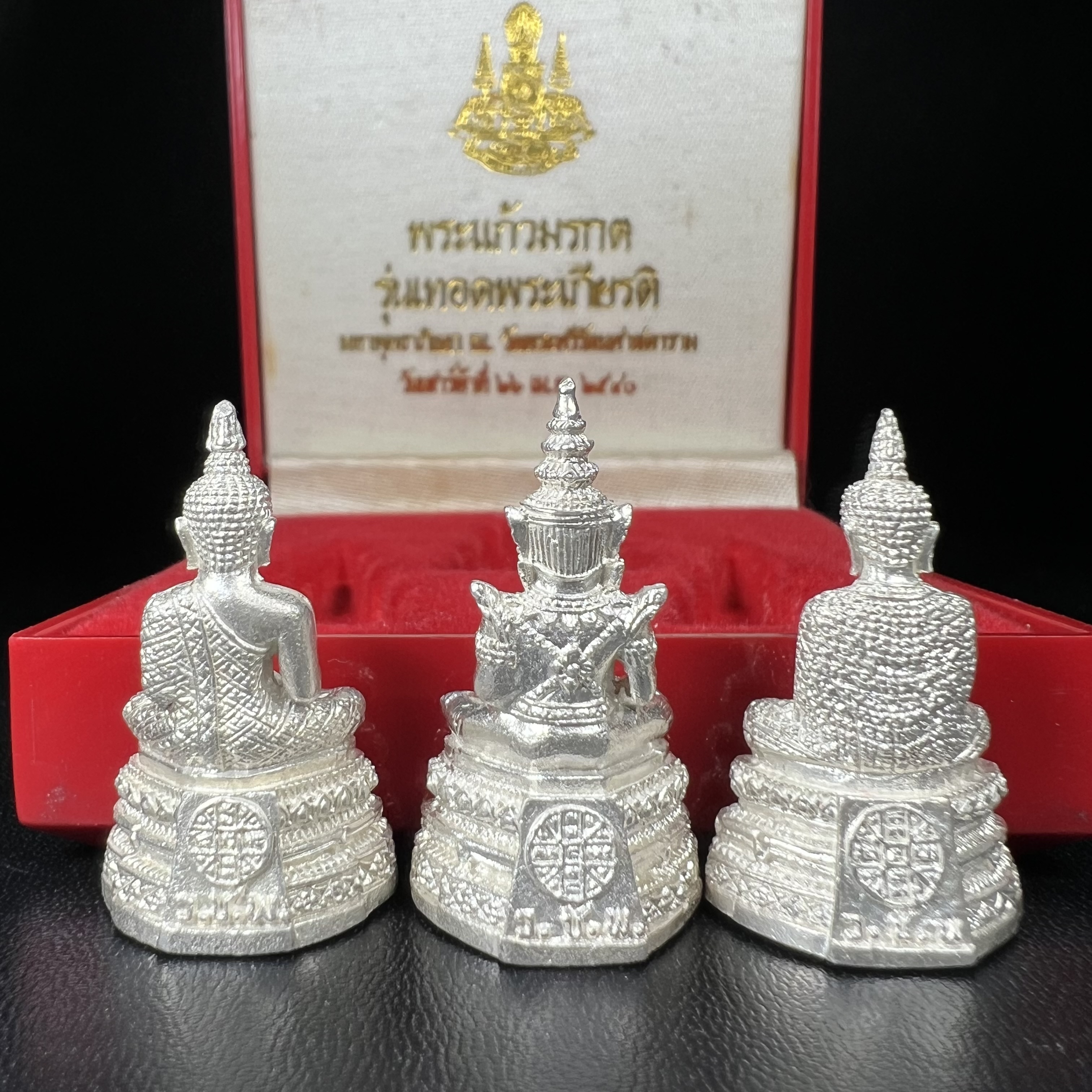 พระแก้วมรกต รุ่นเทิดพระเกียรติ พิธีมหาพุทธาภิเษก ณ.วัดพระศรีรัตนศาสดาราม(วัดพระแก้ว) วันเสาร์ที่ 26 เม .ย. 2540 (พิธีใหญ่เสาร์ห้า) ชุด 3 ฤดู (1 ชุด 3 องค์)เนื้อเงินครบชุดพร้อมกล่องบรรจุเดิม***เนื้อเงินหายากพบเจอน้อย***(หลวงพ่อ รวย เพิ่ม พูน ร่วมเสก)