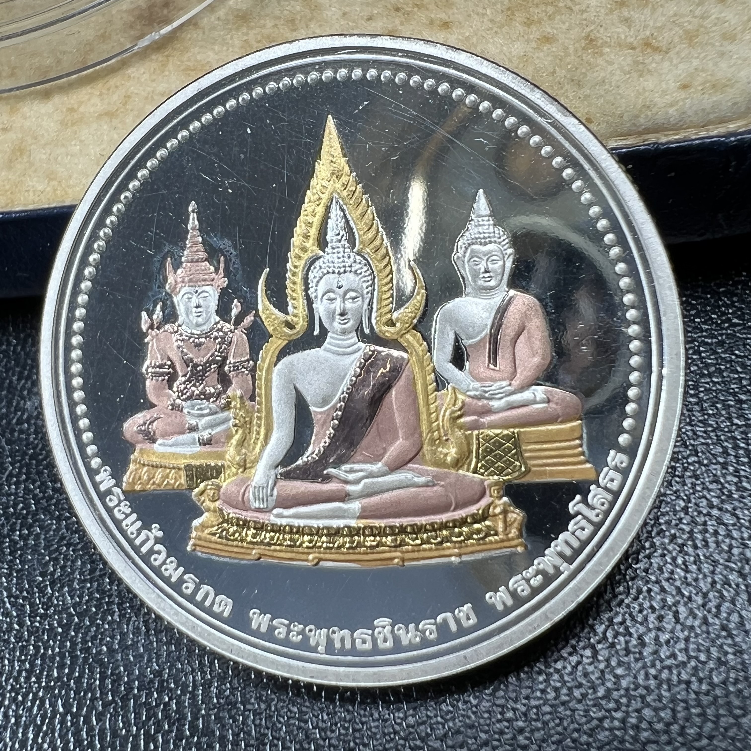 เหรียญพระแก้วมรกต พระพุทธชินราช พระพุทธโสธร รุ่นพุทธบารมี ปี 2540 เนื้อเงินขัดเงา 99.9% ชุบ 3 กษัตริย์ พร้อมกล่องบรรจุเดิม พิธีพุทธาภิเษก 2 พิธี มหามงคล (พระพุทธคู่บ้านคู่เมือง รูปแบบเหรียญสวยงดงามมาก พิธีใหญ่ เป็นที่นิยม)สร้างน้อยหายาก 1 ใน 500 เหรียญ