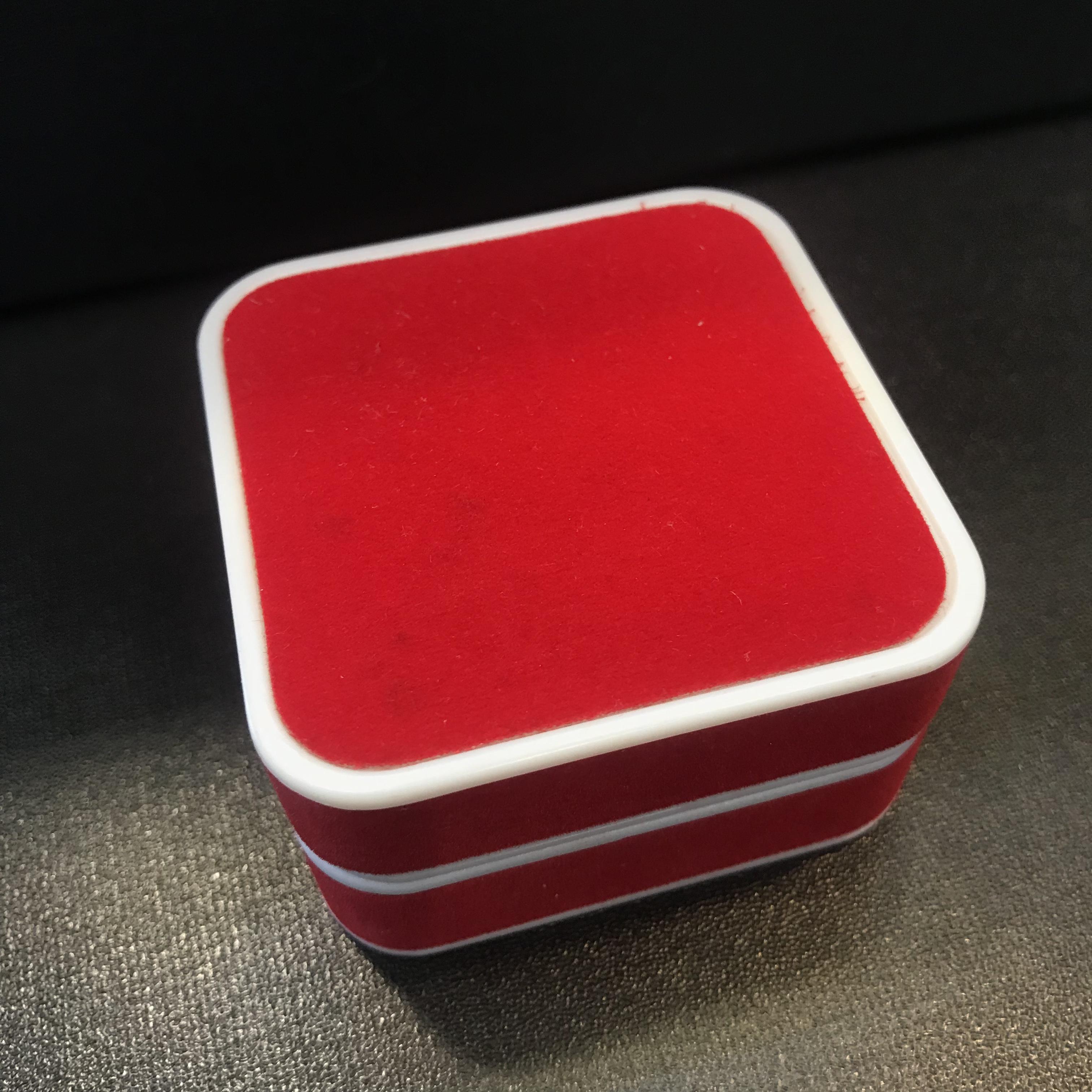 หลวงพ่อโสธร รุ่นดวงชะตาคู่ชีวิต ปี2547 วัดโสธรวรารามวรวิหาร พิมพ์รูปหล่อจิ๋ว เนื้อทองคำ มาพร้อมเลี่ยมกรอบทองคำแท้ อย่างดี พร้อมกล่องเดิมจากทางวัด