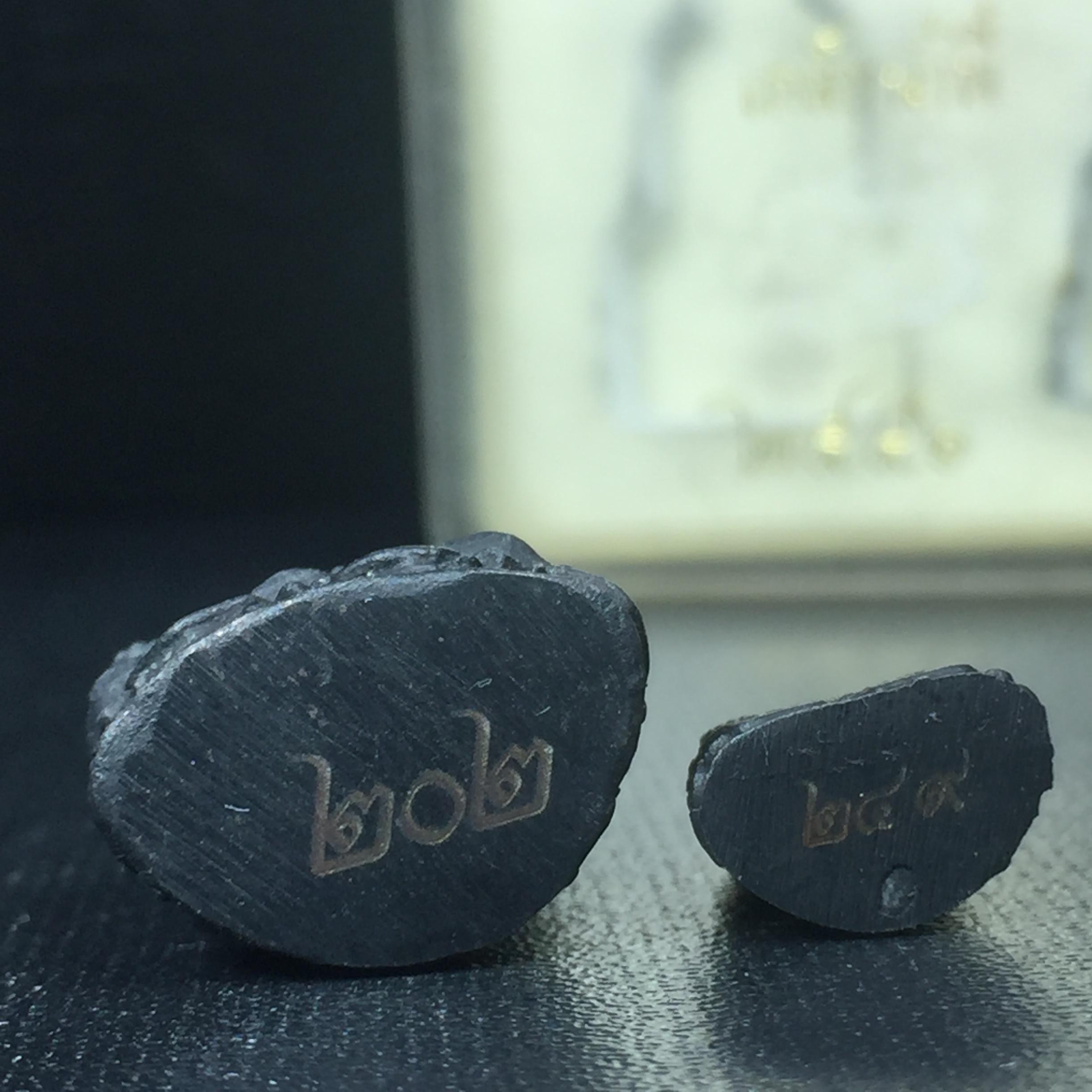 พระไพรีพินาศ วัดบวรนิเวศวิหาร รุ่นชัยชนะศึก ปี2546 พิมพ์บัวแหลม เนื้อเหล็กน้ำพี้(นิยม) (สภาพสวยพร้อมกล่องบรรจุเดิมครบสมบูรณ์)(พระดี พิธีใหญ่ มวลสารเด่น รุ่นนิยม)