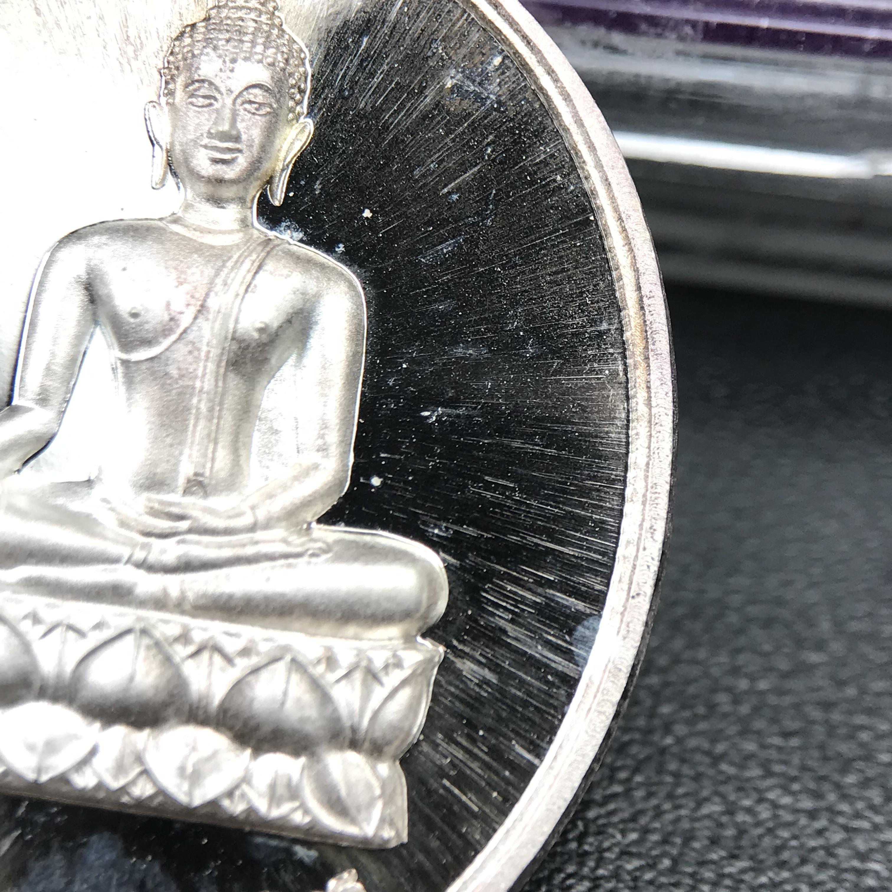 พระพุทธนวราชบพิตร ภปร. ที่ระลึก 7รอบ 84พรรษา ในหลวงรัชกาลที่ 9 วัดตรีทศเทพ จัดสร้าง พ.ศ. 2554 เหรียญเนื้อเงินสภาพสวยกล่องเดิมครบ ตอกโค๊ตและหมายเลข ๔๐๔๒ (1 ใน 9000 เหรียญ)***นิมิตหมายแห่งคุณพระรัตนตรัย และความผูกพันระหว่างพระมหากษัตริย์กับพสกนิกร***